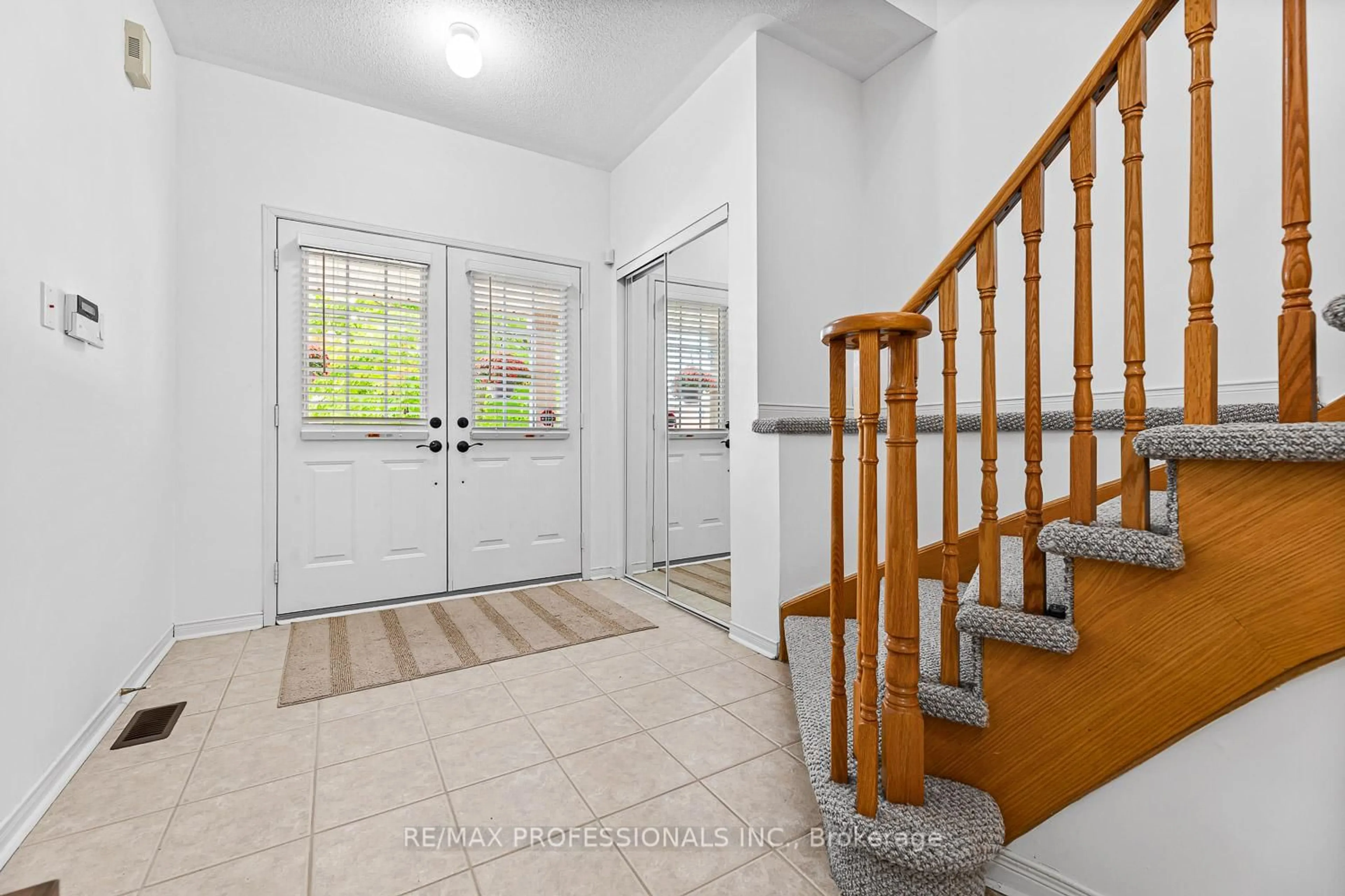 Indoor entryway for 45 Silvervalley Dr, Caledon Ontario L7E 2Y7