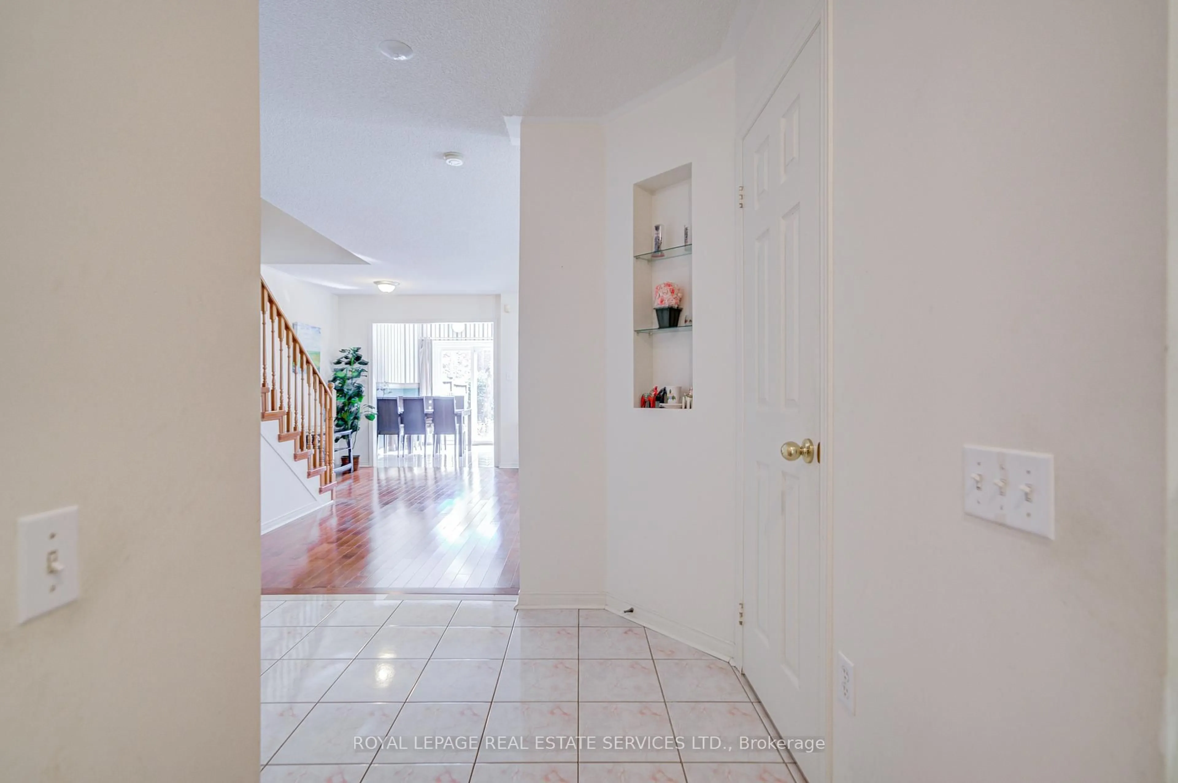 Indoor foyer for 5575 Richmeadow Mews, Mississauga Ontario L4Z 3T4