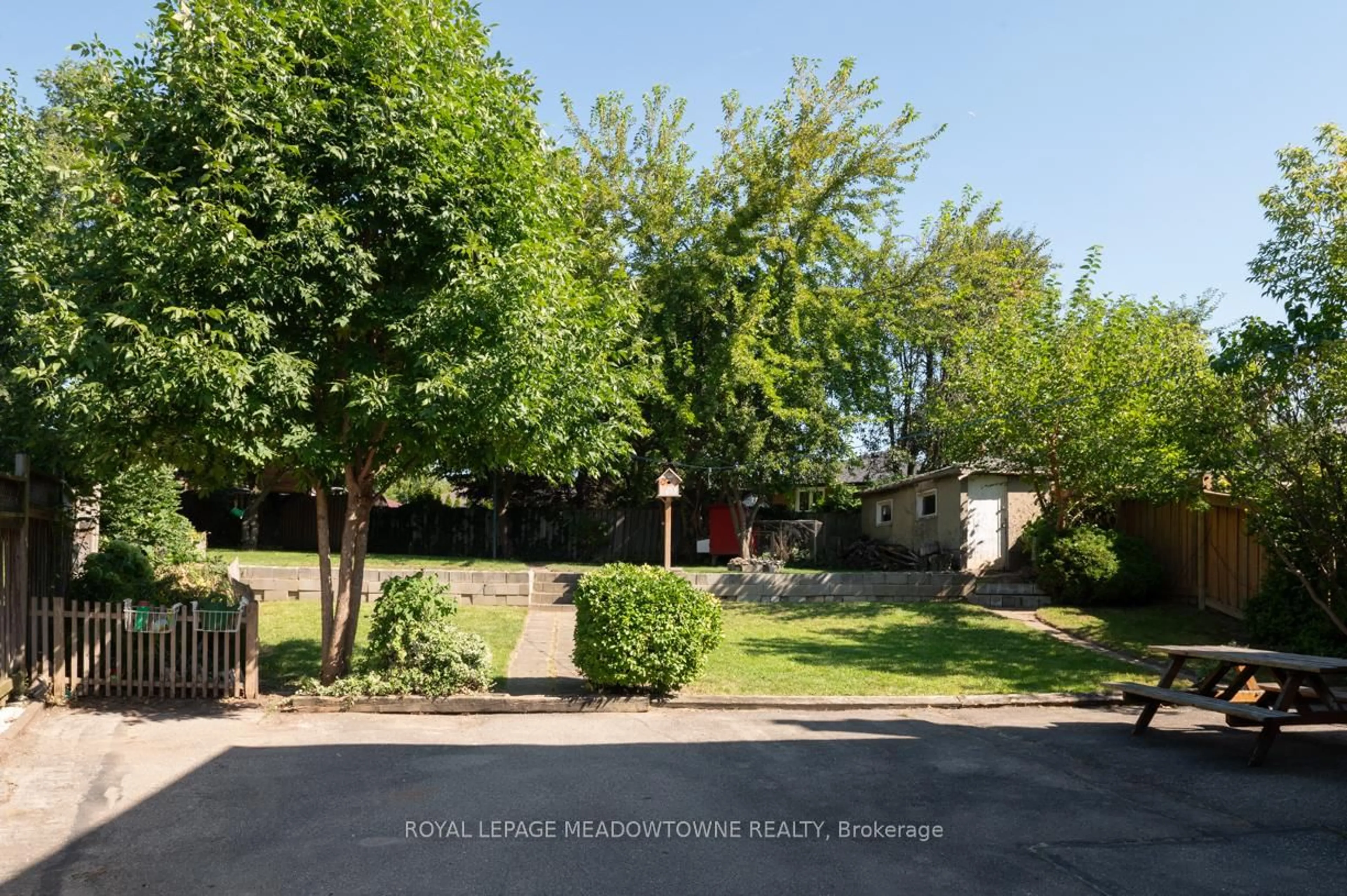 A pic from outside/outdoor area/front of a property/back of a property/a pic from drone, street for 515 Ettridge Crt, Mississauga Ontario L5G 1W7