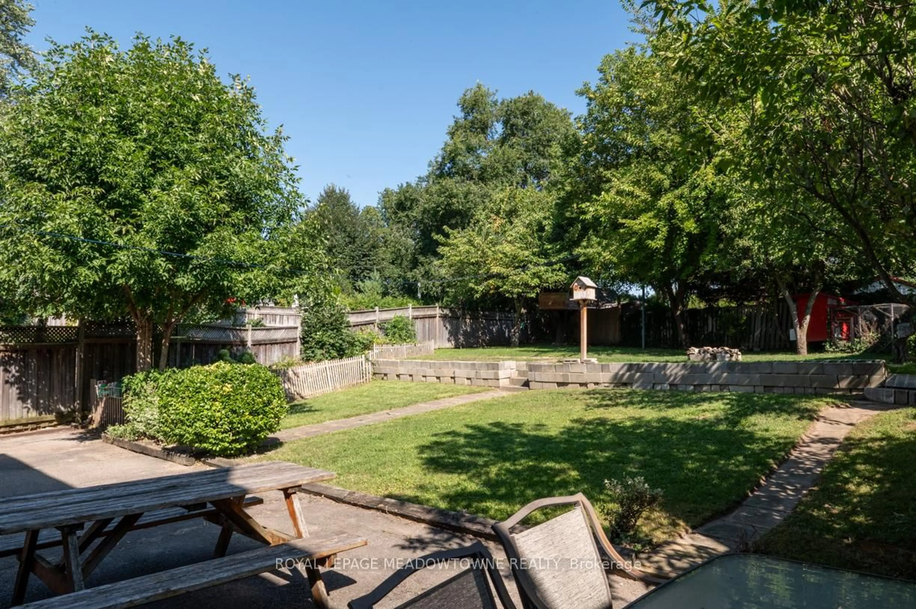 Patio, forest/trees view for 515 Ettridge Crt, Mississauga Ontario L5G 1W7