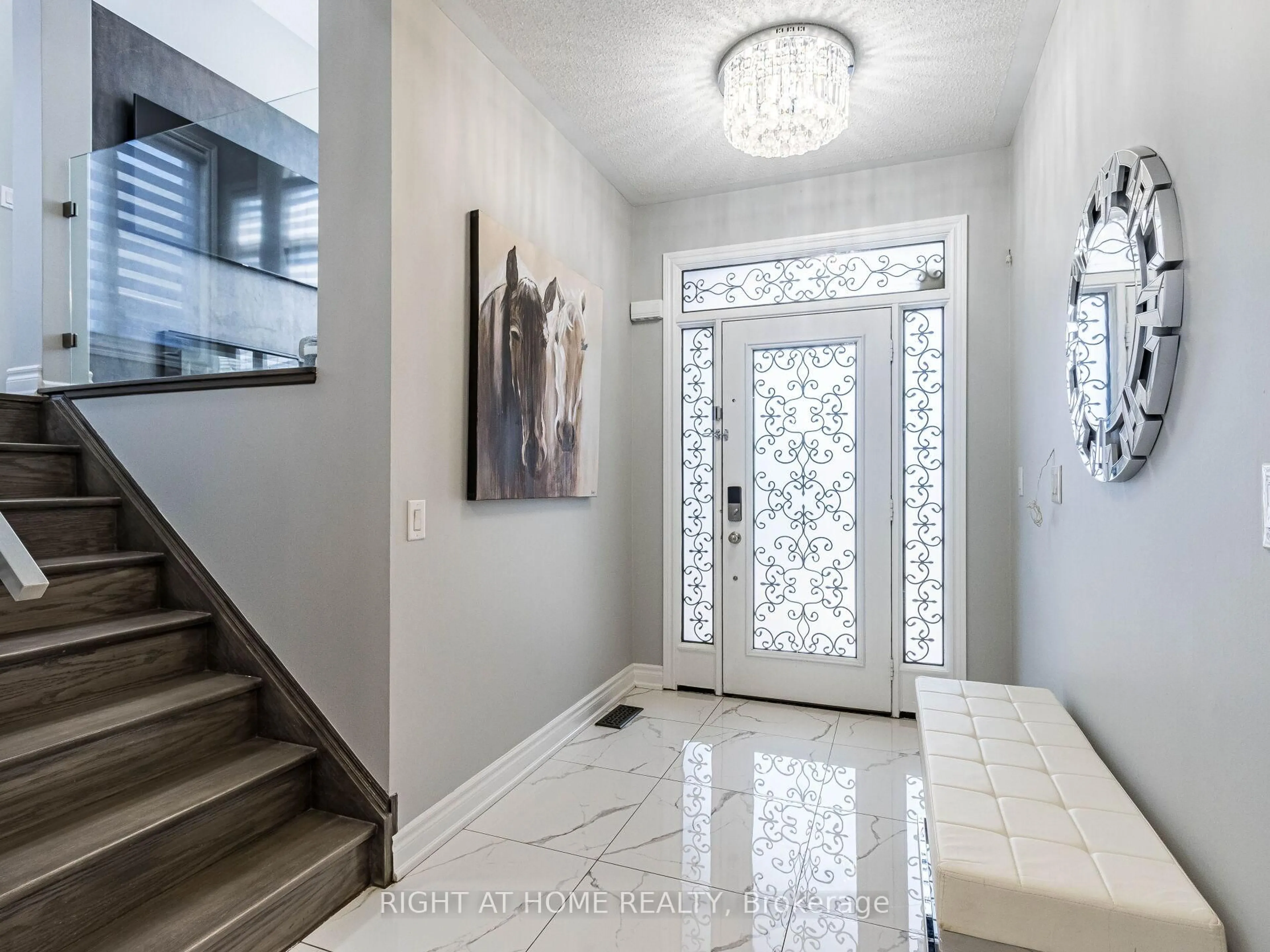 Indoor entryway for 612 Serafini Cres, Milton Ontario L9T 7P1