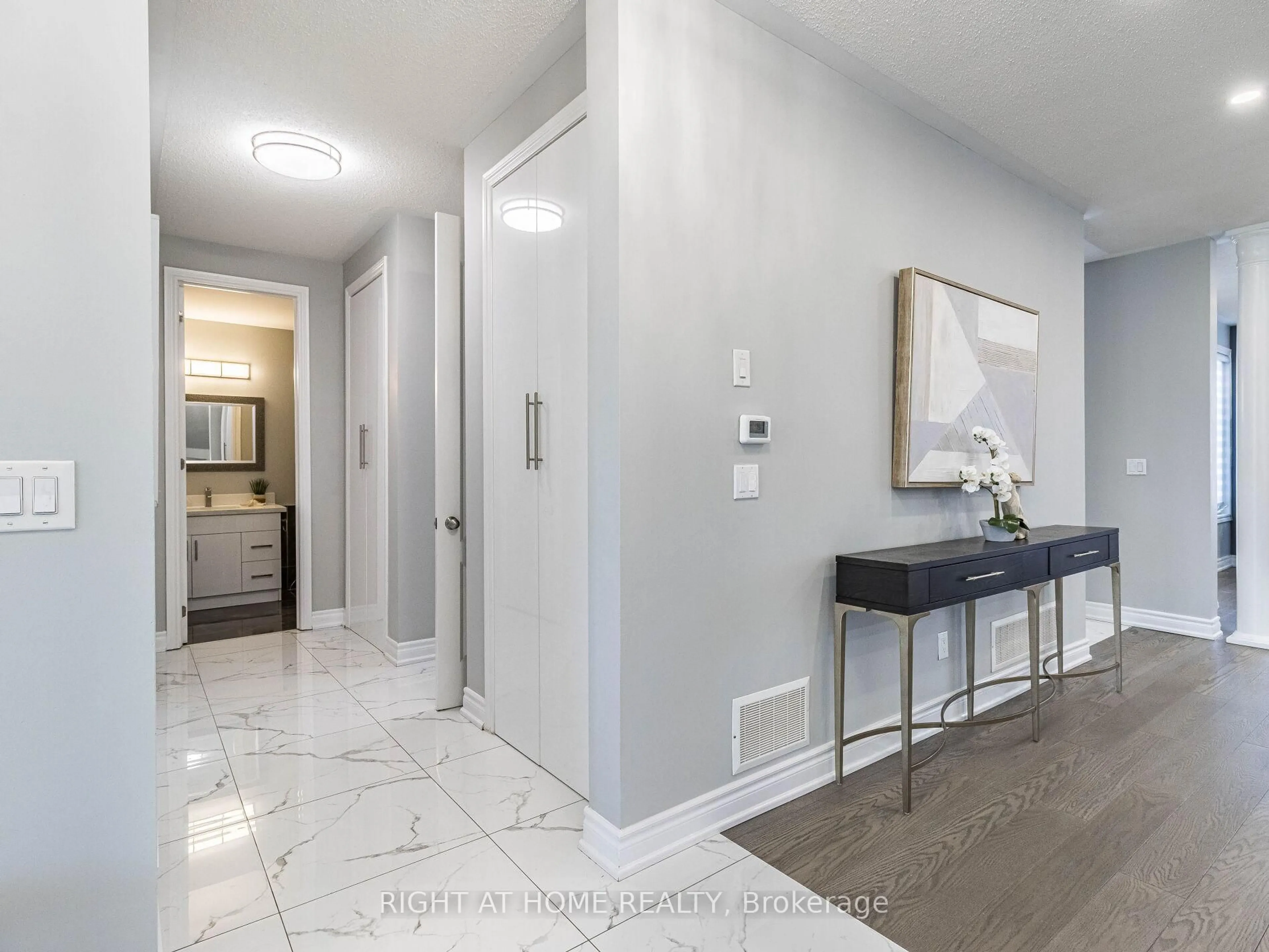 Indoor entryway for 612 Serafini Cres, Milton Ontario L9T 7P1