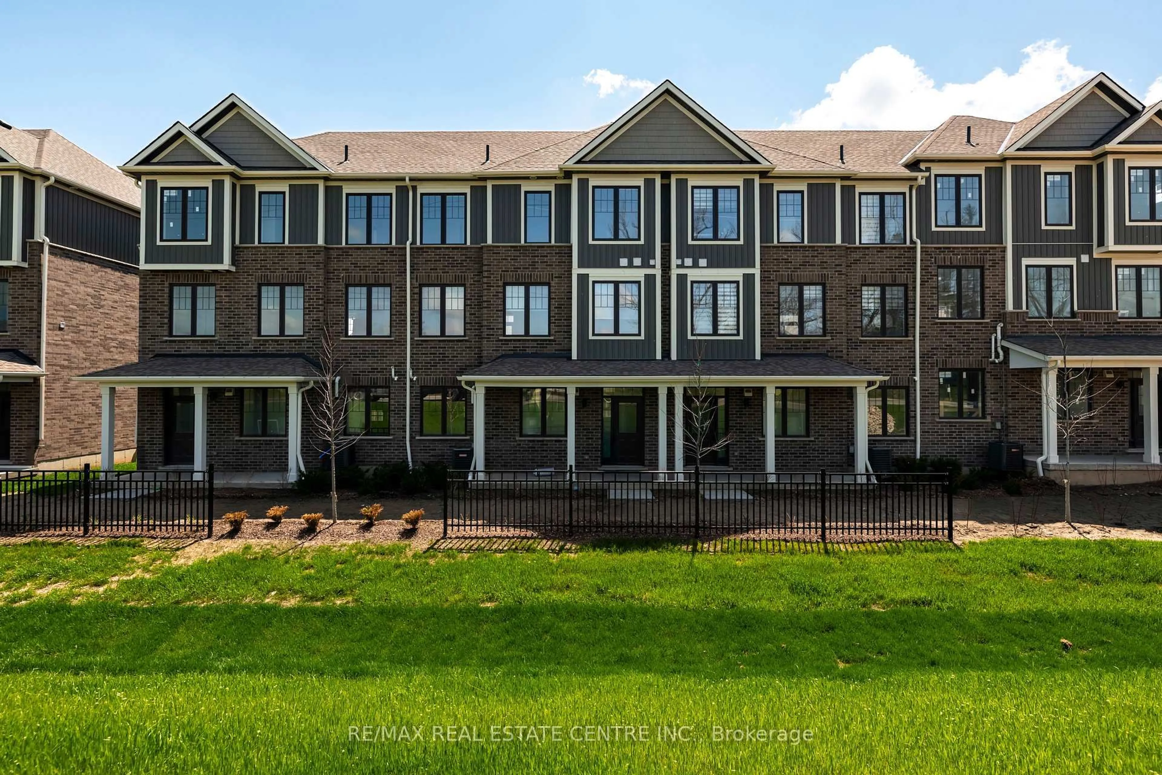 A pic from outside/outdoor area/front of a property/back of a property/a pic from drone, building for 690 Broadway Ave #3, Orangeville Ontario L9W 5C8