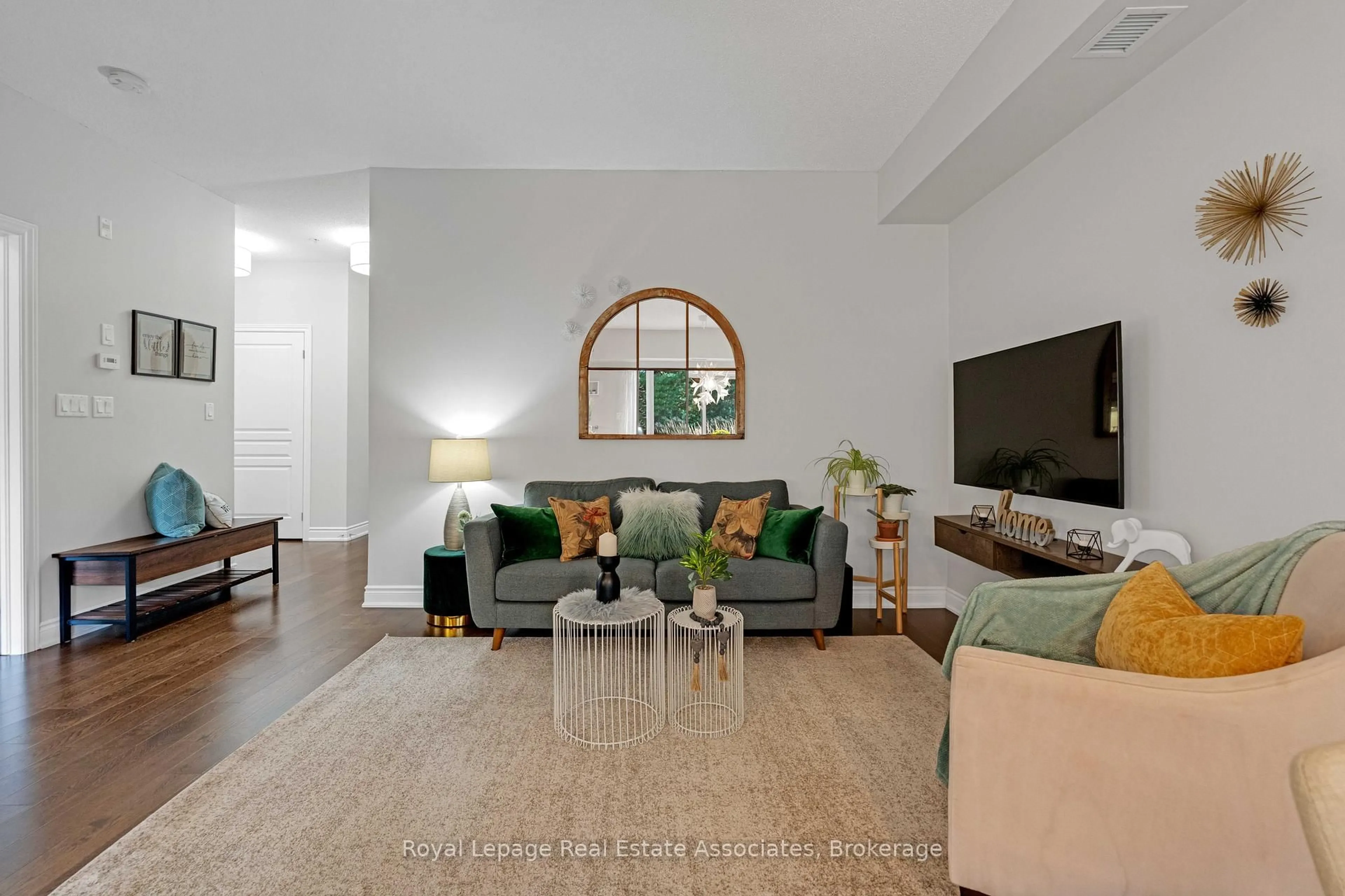 Living room with furniture, unknown for 3170 Erin Mills Pkwy #108, Mississauga Ontario L5L 0B6