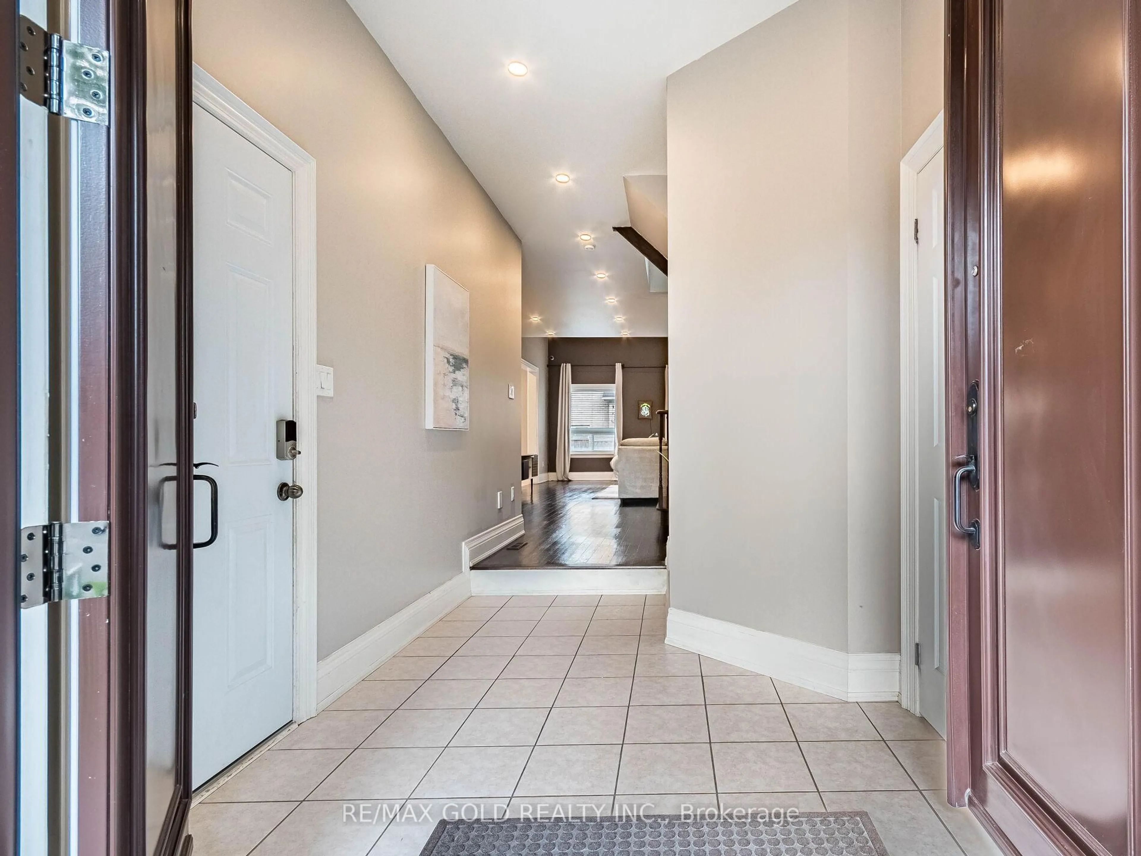 Indoor entryway for 22 Game Creek Cres, Brampton Ontario L7A 0J2