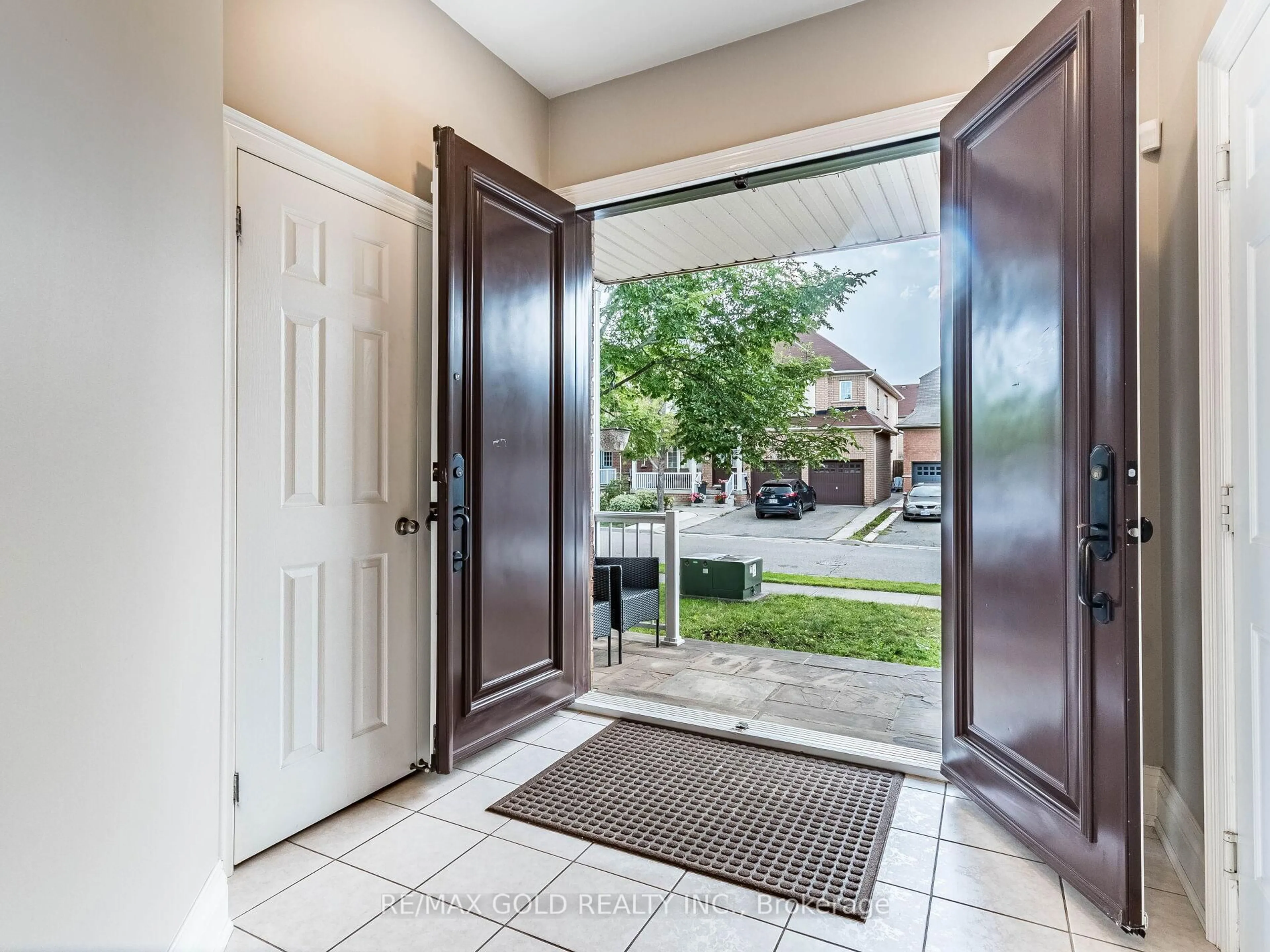 Indoor entryway for 22 Game Creek Cres, Brampton Ontario L7A 0J2