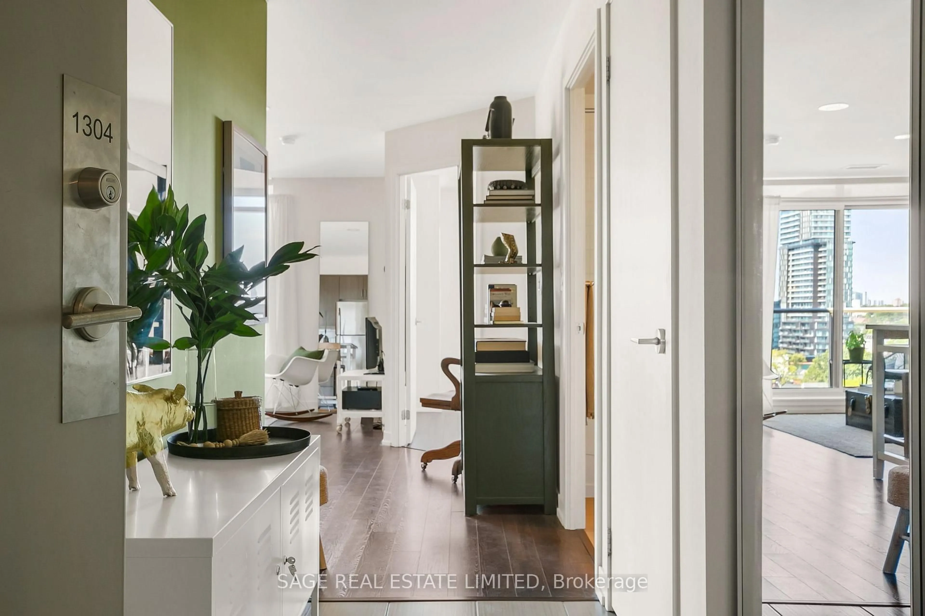 Indoor entryway for 812 Lansdowne Ave #1304, Toronto Ontario M6H 4K5