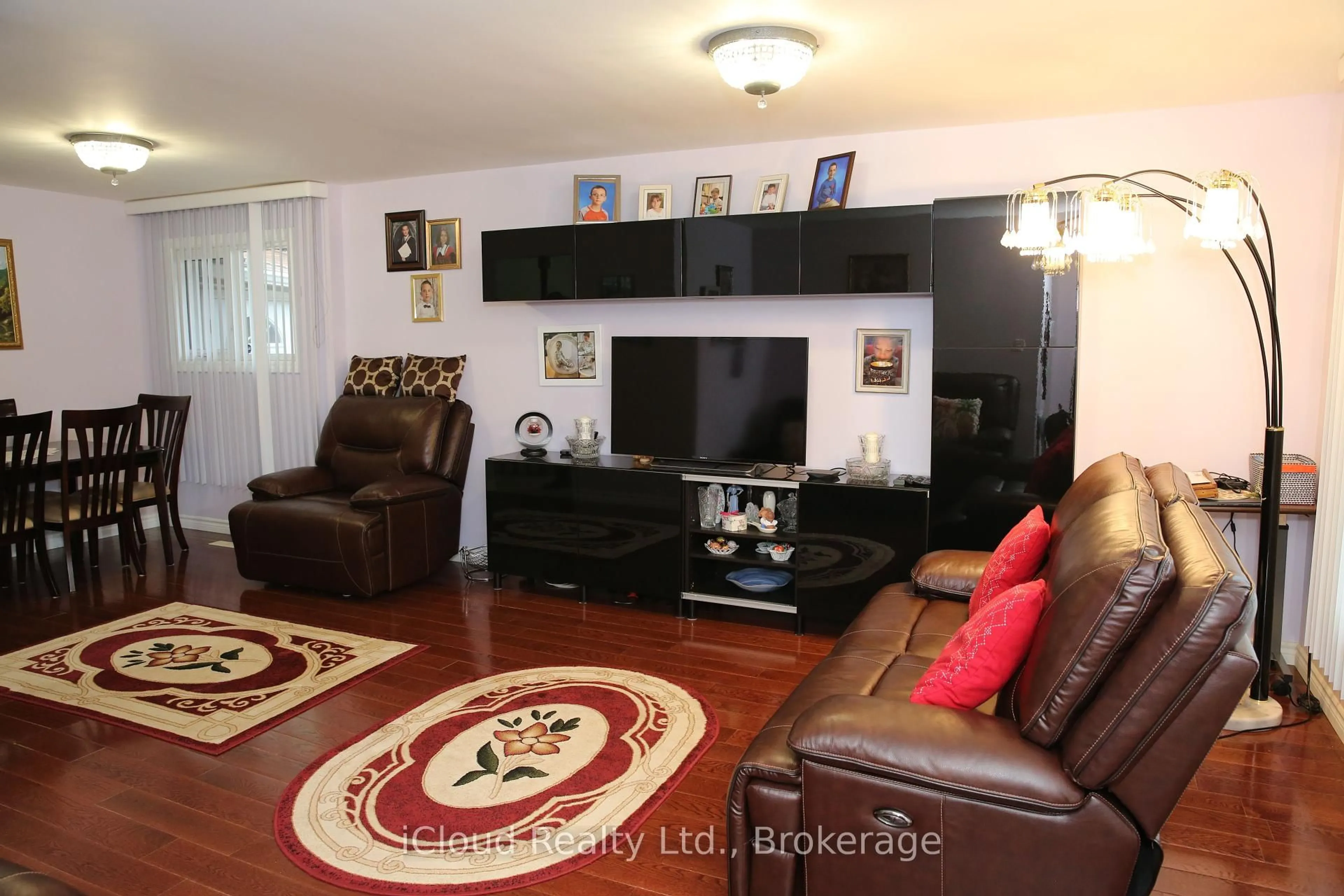 Living room with furniture, wood/laminate floor for 888 Bloor St, Mississauga Ontario L4Y 2M9