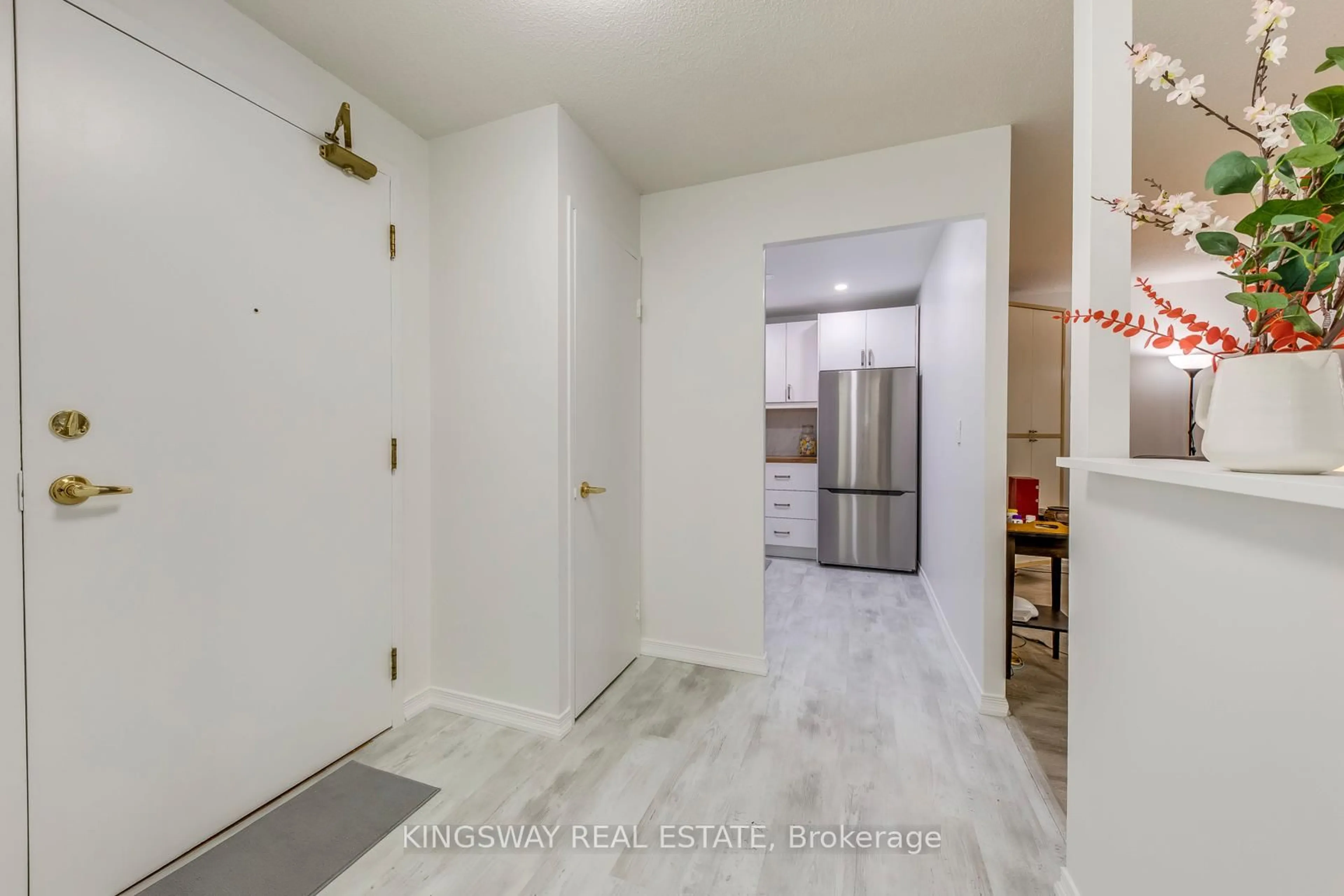 Indoor entryway for 145 Hillcrest Ave #110, Mississauga Ontario L5B 3Z1