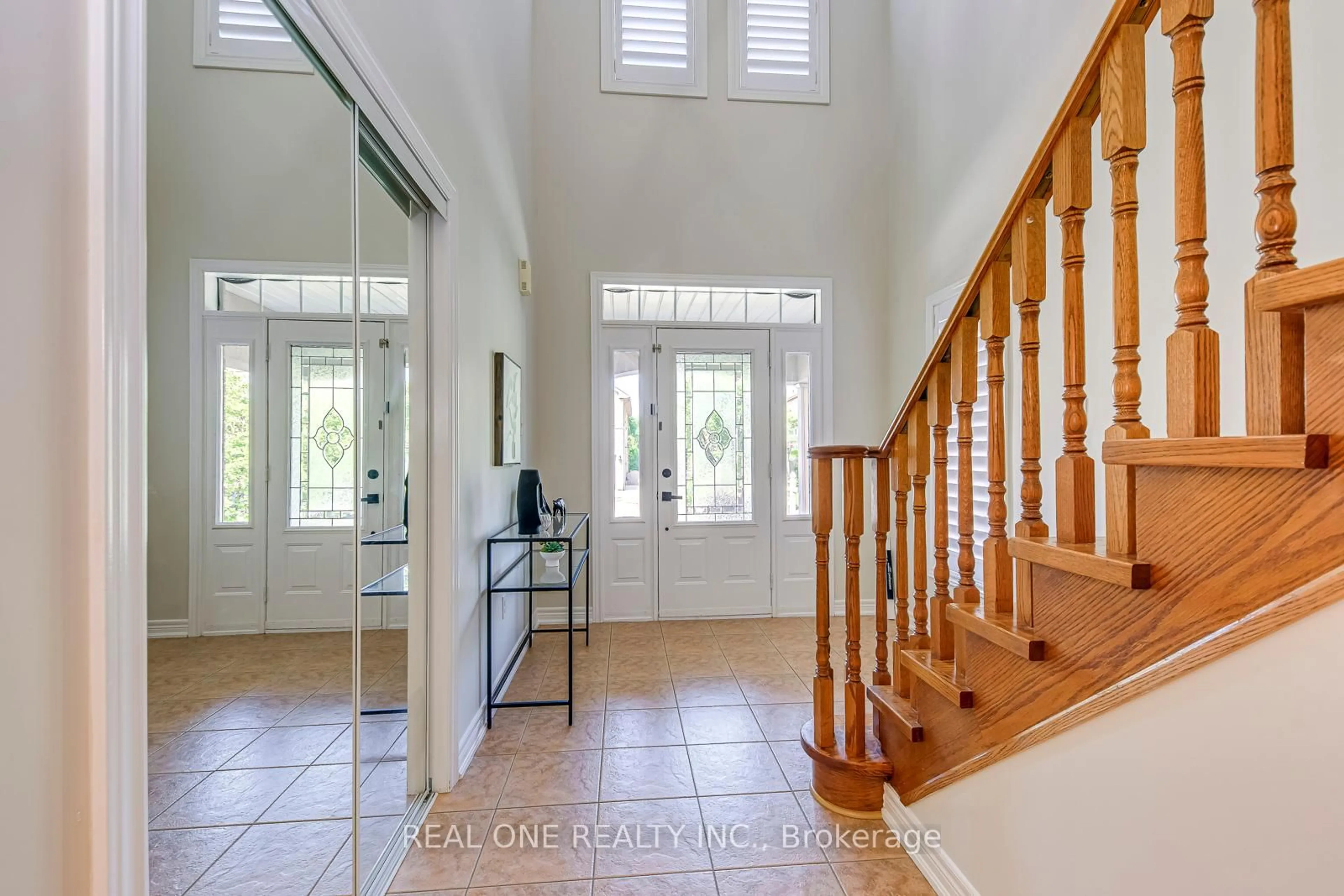 Indoor entryway for 2337 Hilda Dr, Oakville Ontario L6H 7M9