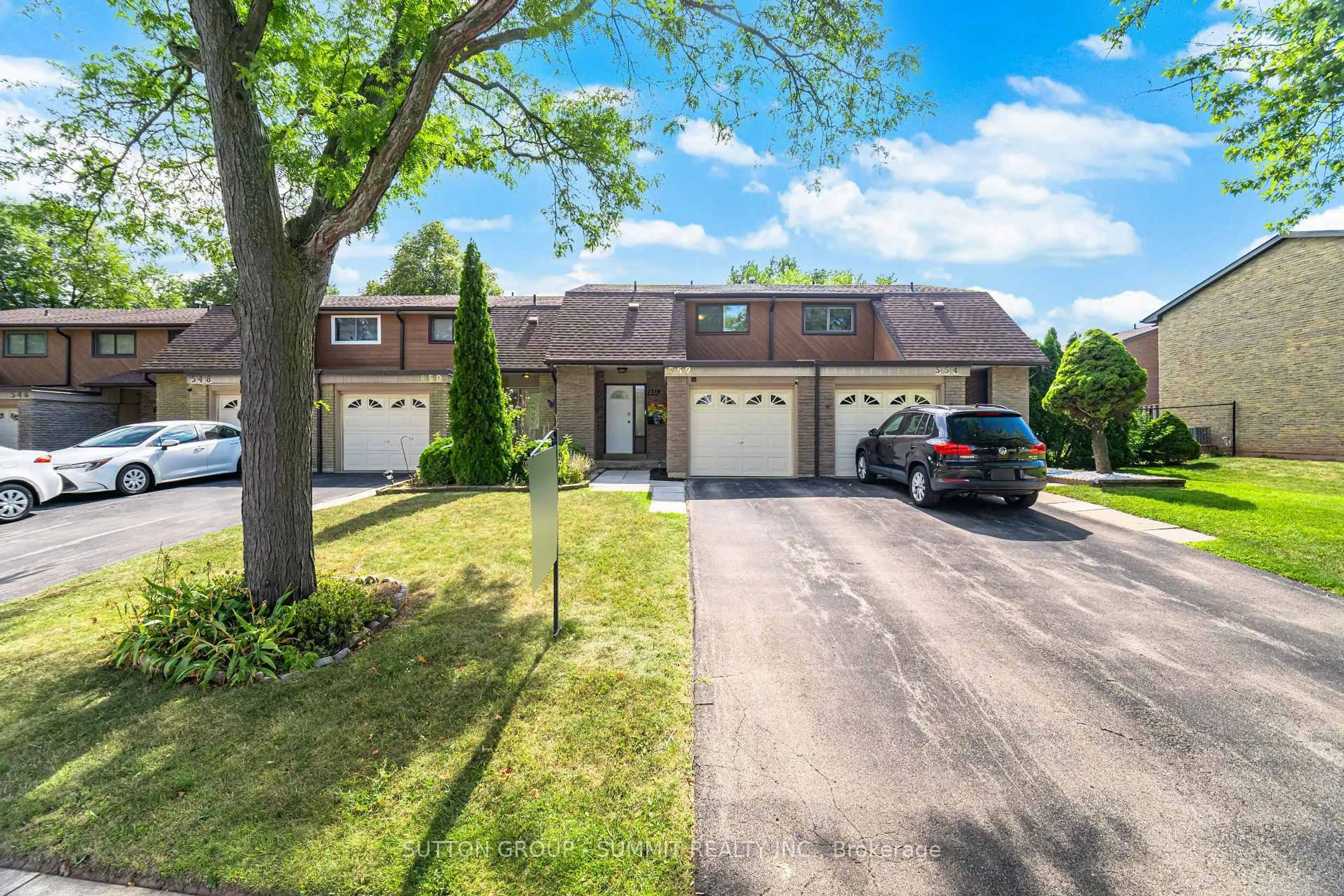 A pic from outside/outdoor area/front of a property/back of a property/a pic from drone, street for 552 PINEDALE Ave, Burlington Ontario L7L 3W4