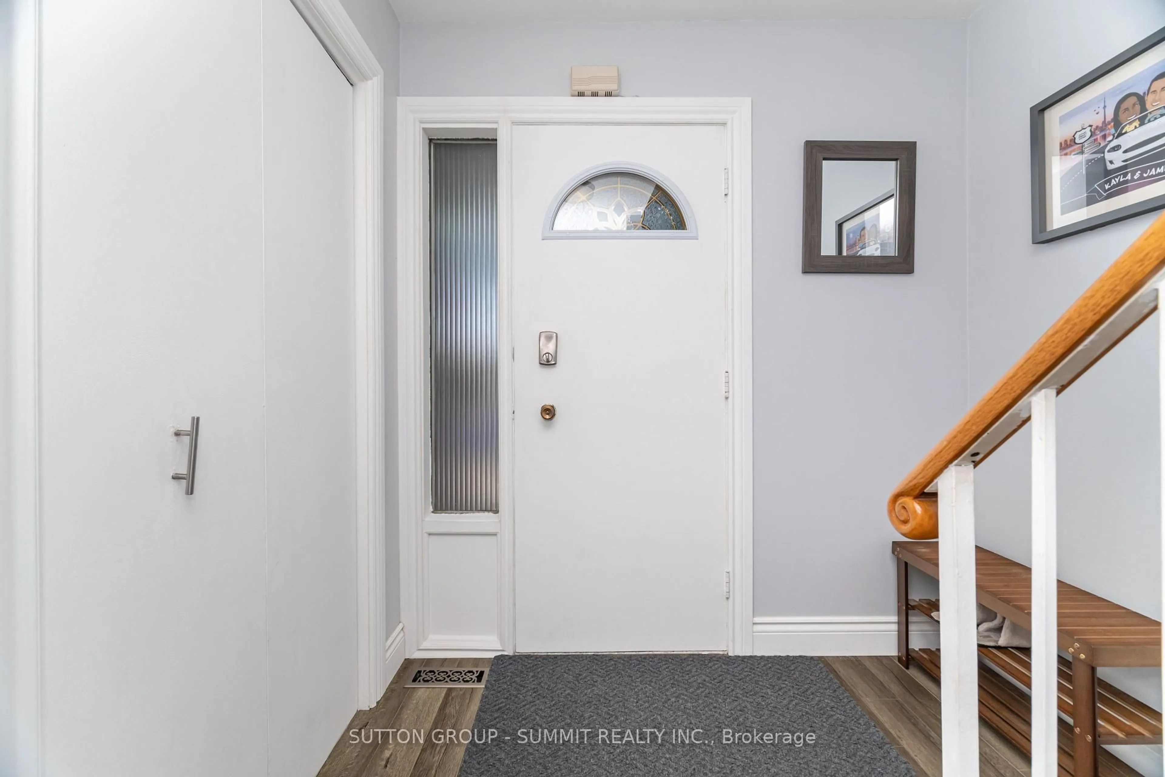 Indoor entryway for 552 PINEDALE Ave, Burlington Ontario L7L 3W4