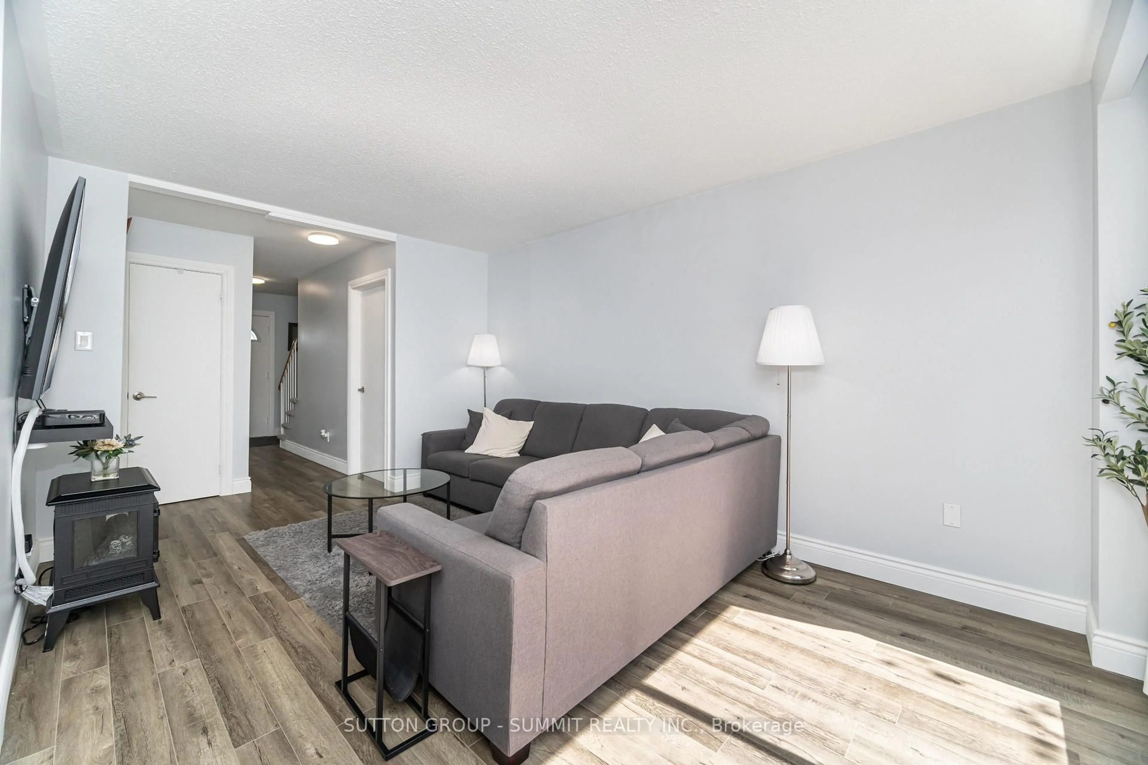 Living room with furniture, wood/laminate floor for 552 PINEDALE Ave, Burlington Ontario L7L 3W4