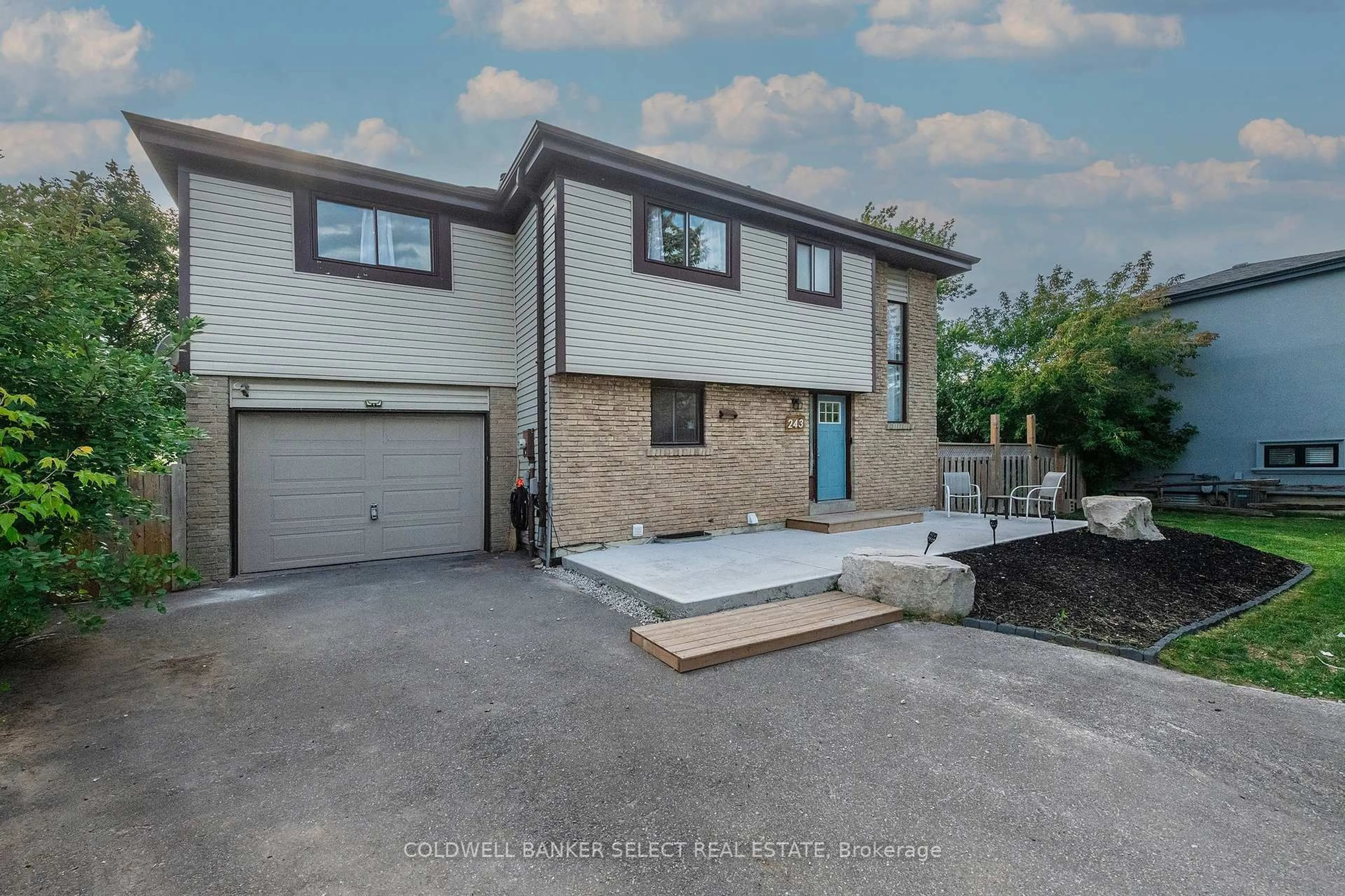 A pic from outside/outdoor area/front of a property/back of a property/a pic from drone, street for 243 Leavens Crt, Caledon Ontario L7E 2A8