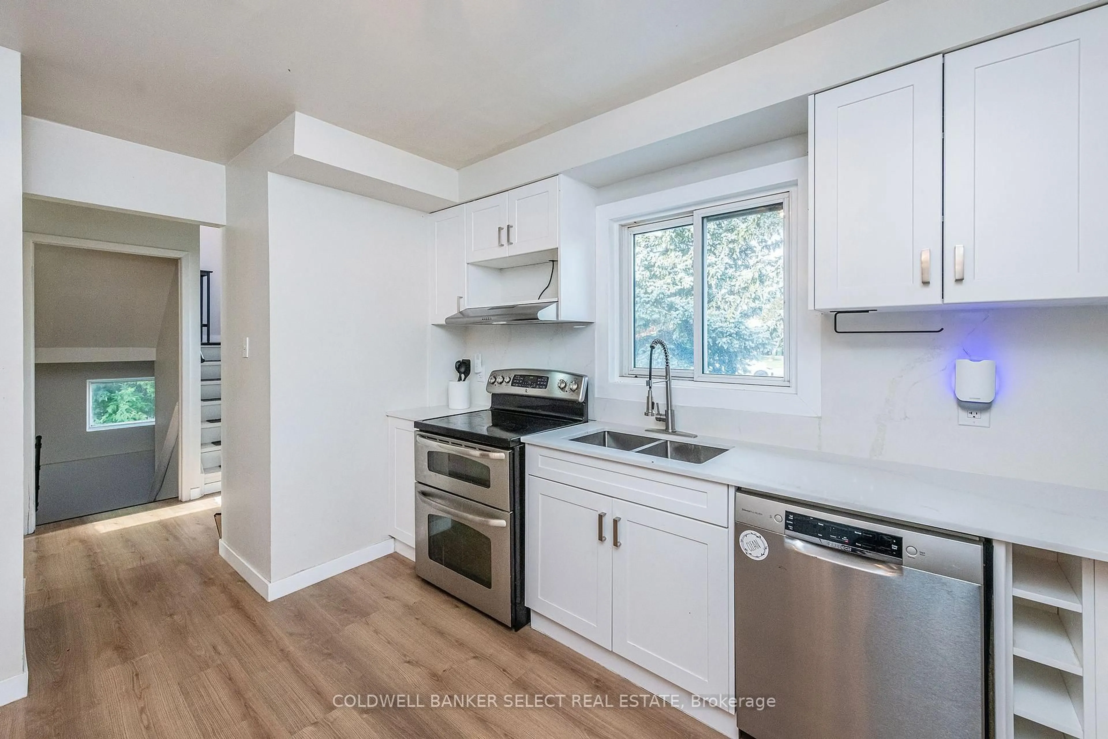 Standard kitchen, unknown for 243 Leavens Crt, Caledon Ontario L7E 2A8