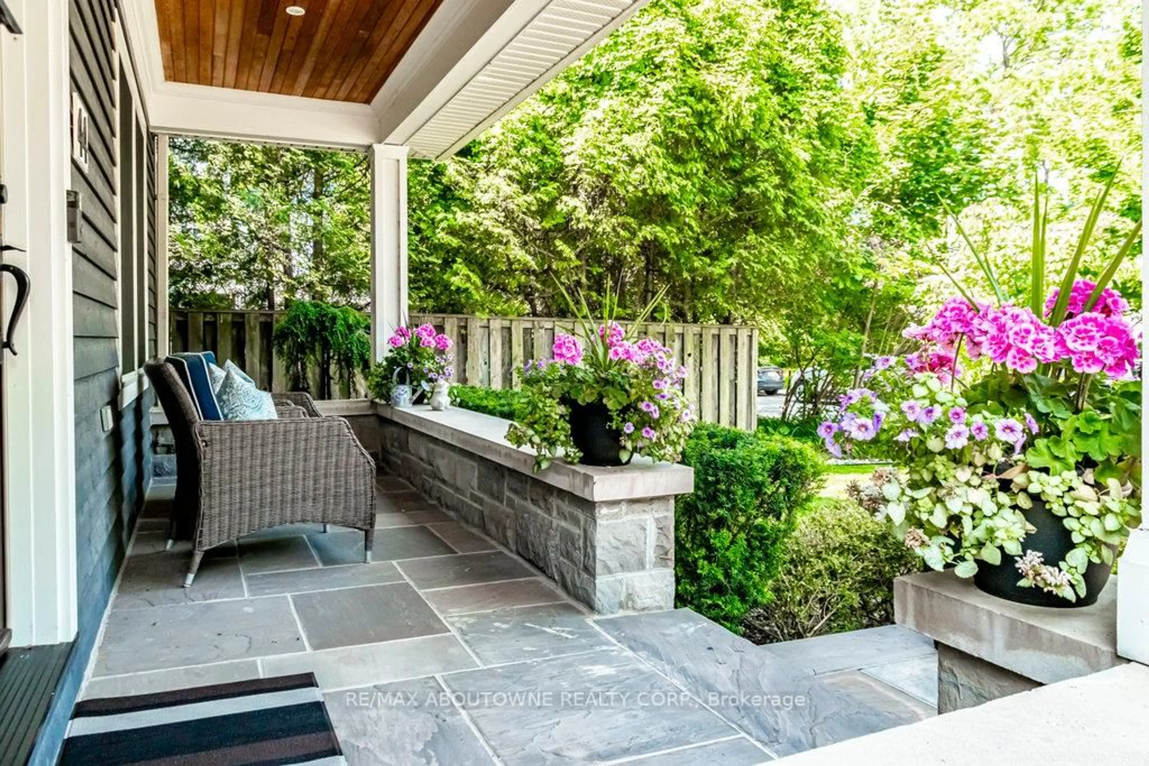 Patio, street for 44 Head St, Oakville Ontario L6K 1L5