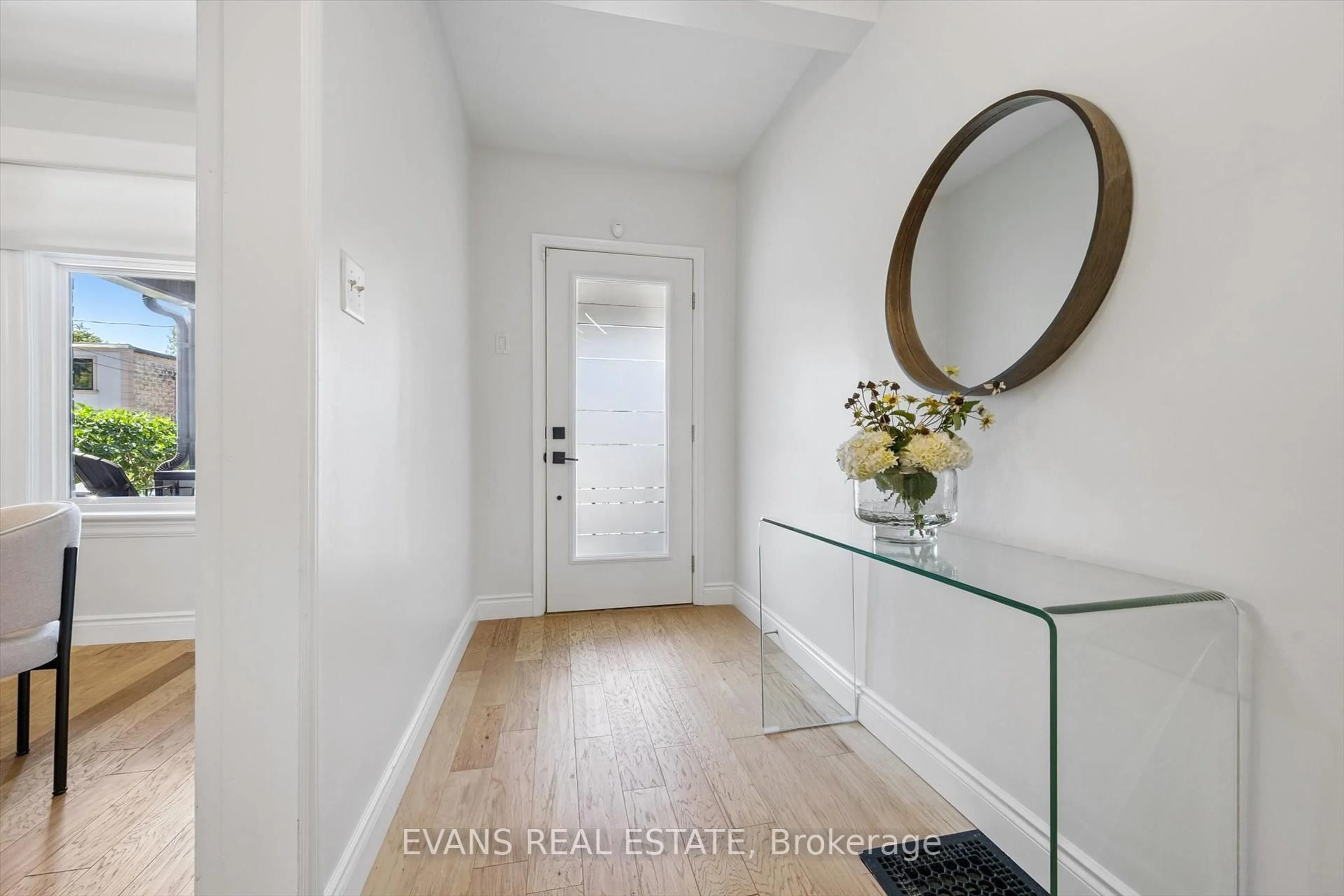 Indoor entryway for 25 Uxbridge Ave, Toronto Ontario M6N 2Y1