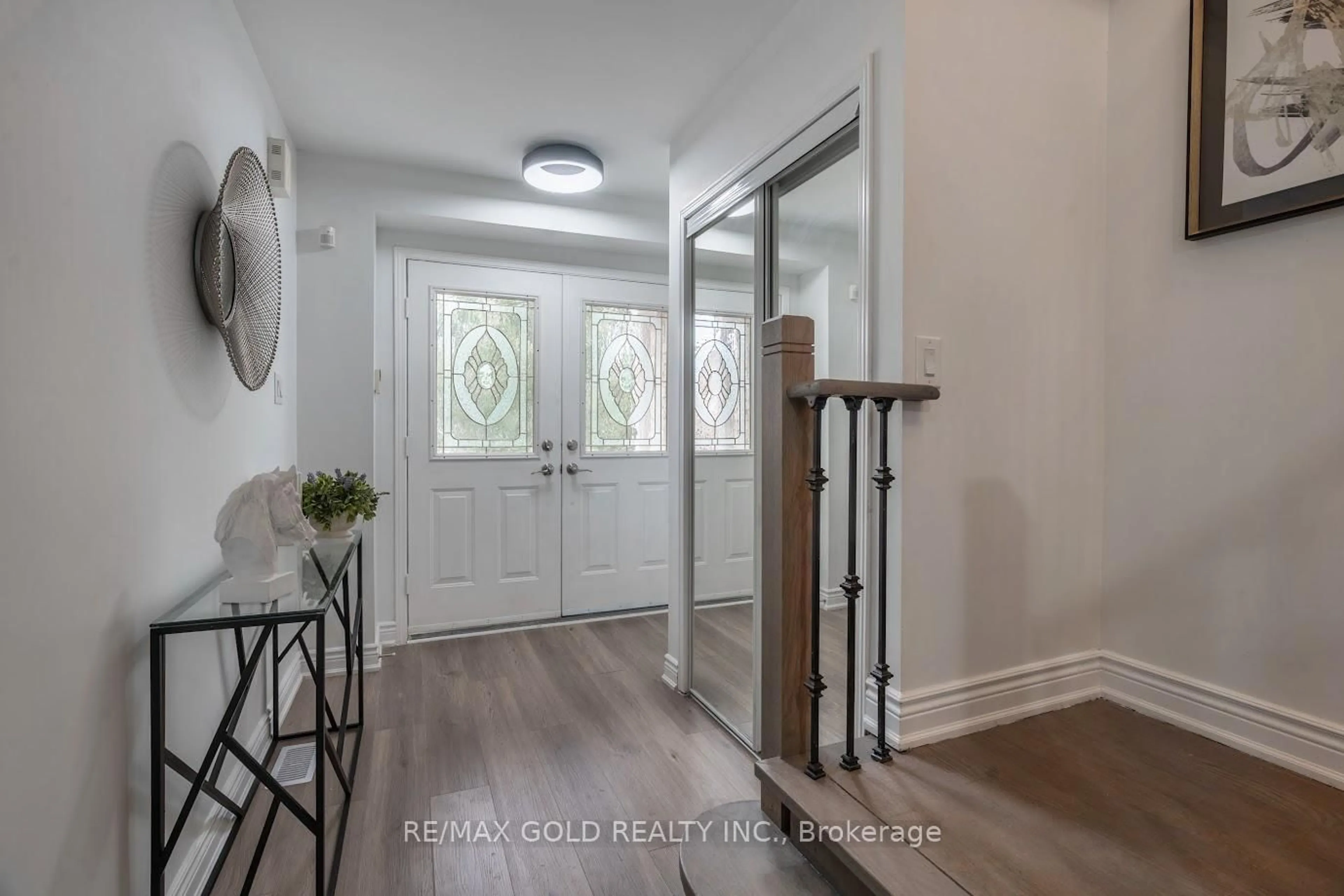 Indoor entryway for 7 Harding Crt, Halton Hills Ontario L7G 6B1