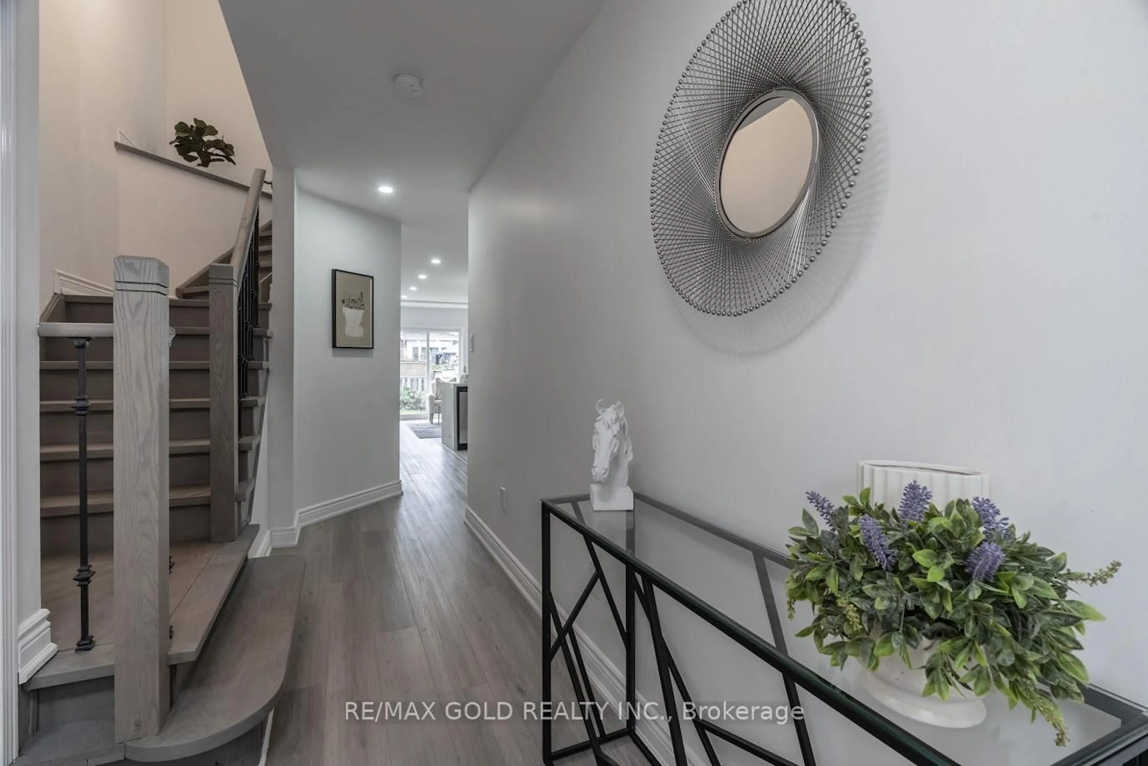 Indoor entryway for 7 Harding Crt, Halton Hills Ontario L7G 6B1