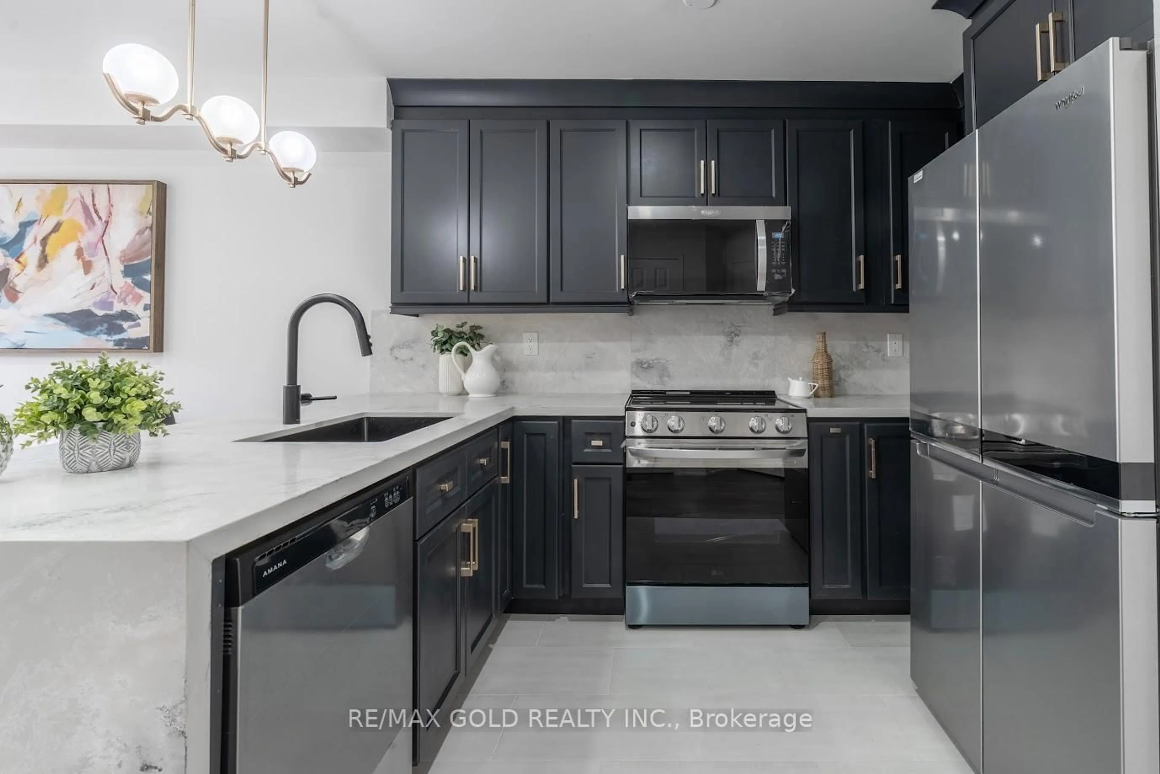 Standard kitchen, ceramic/tile floor for 7 Harding Crt, Halton Hills Ontario L7G 6B1