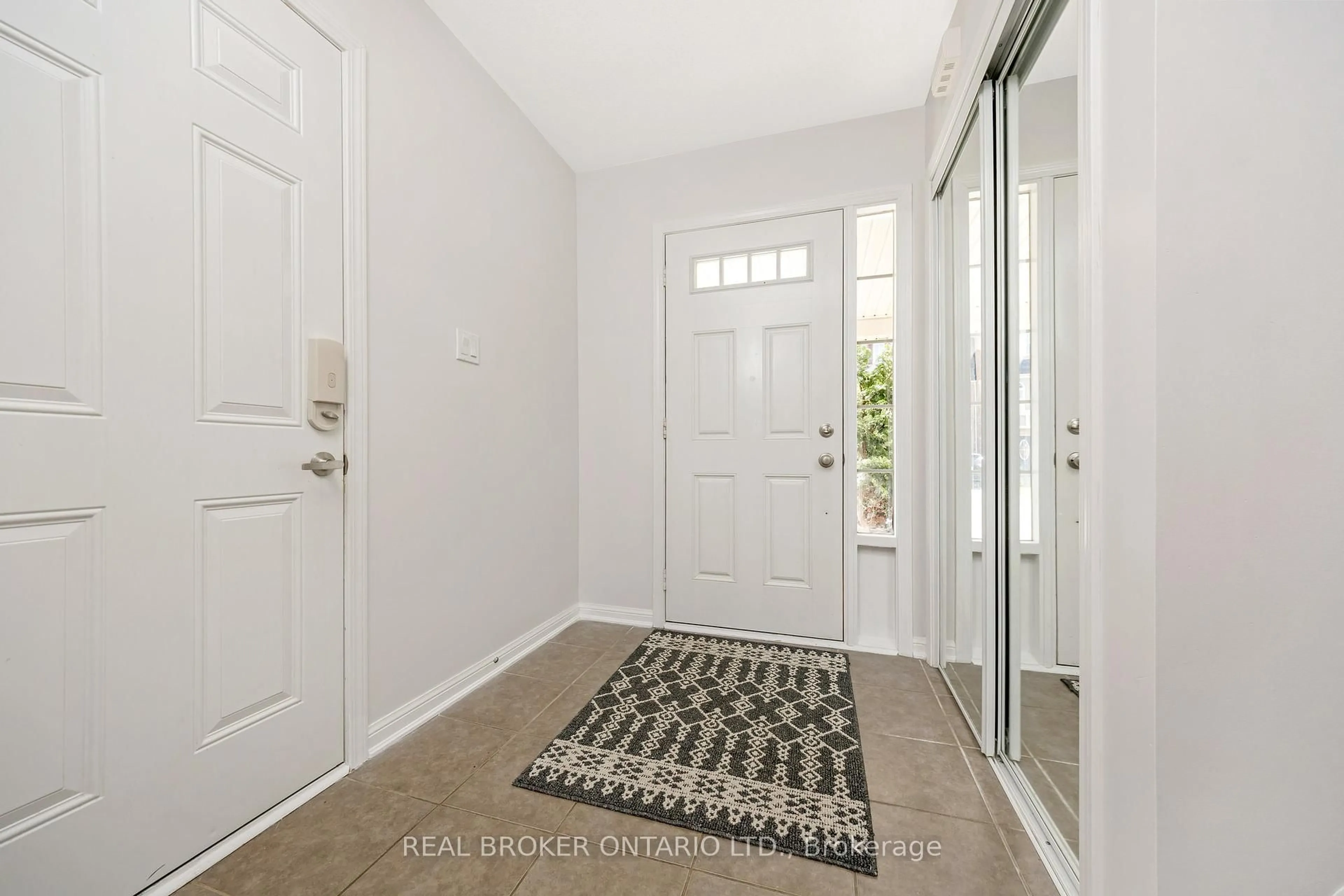 Indoor entryway for 879 Willingdon Cres, Milton Ontario L9T 0Z7
