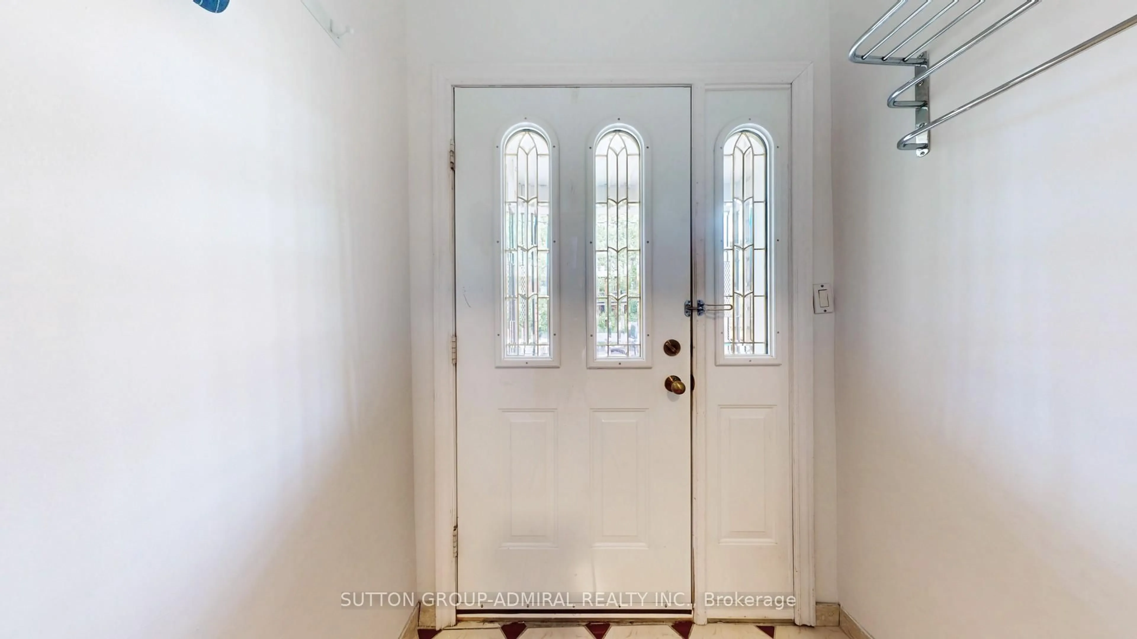 Indoor entryway for 90 Westmoreland Ave, Toronto Ontario M6H 2Z7