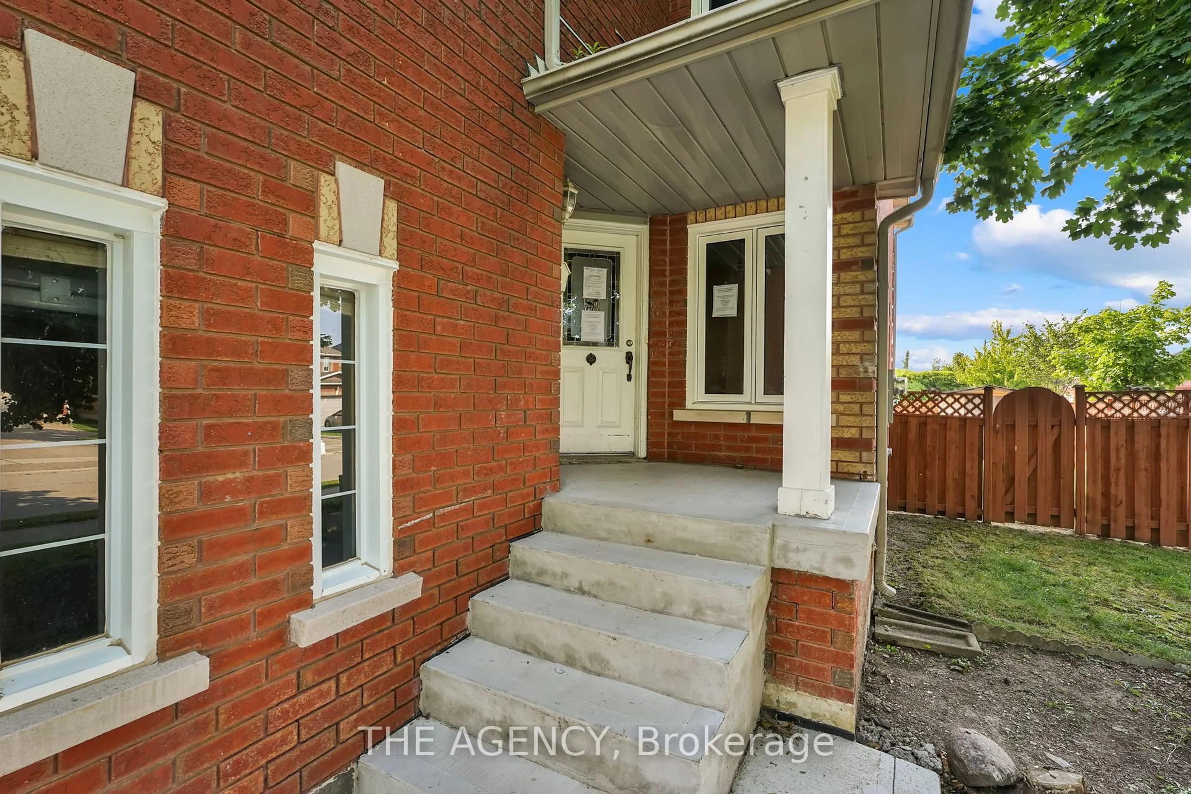 Indoor entryway for 48 Zachary Dr, Brampton Ontario L7A 1H7
