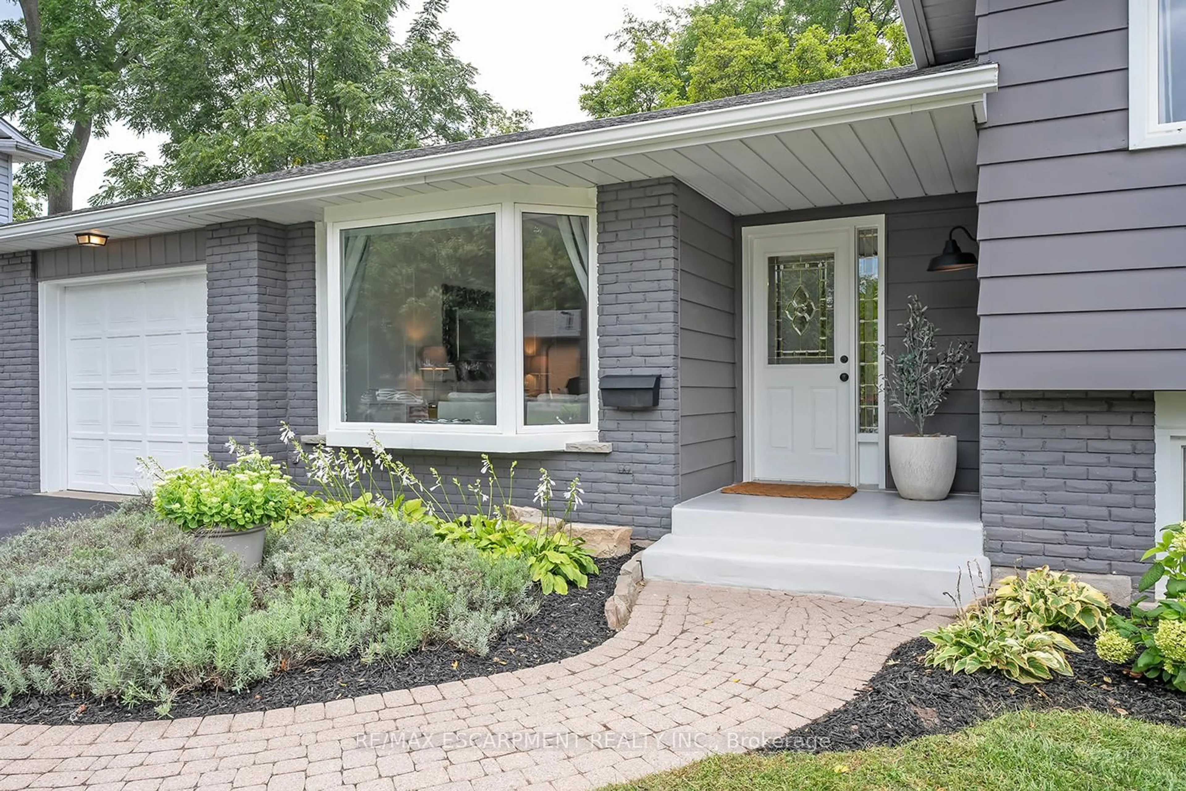Home with brick exterior material, street for 406 Oakwood Dr, Burlington Ontario L7N 1X2