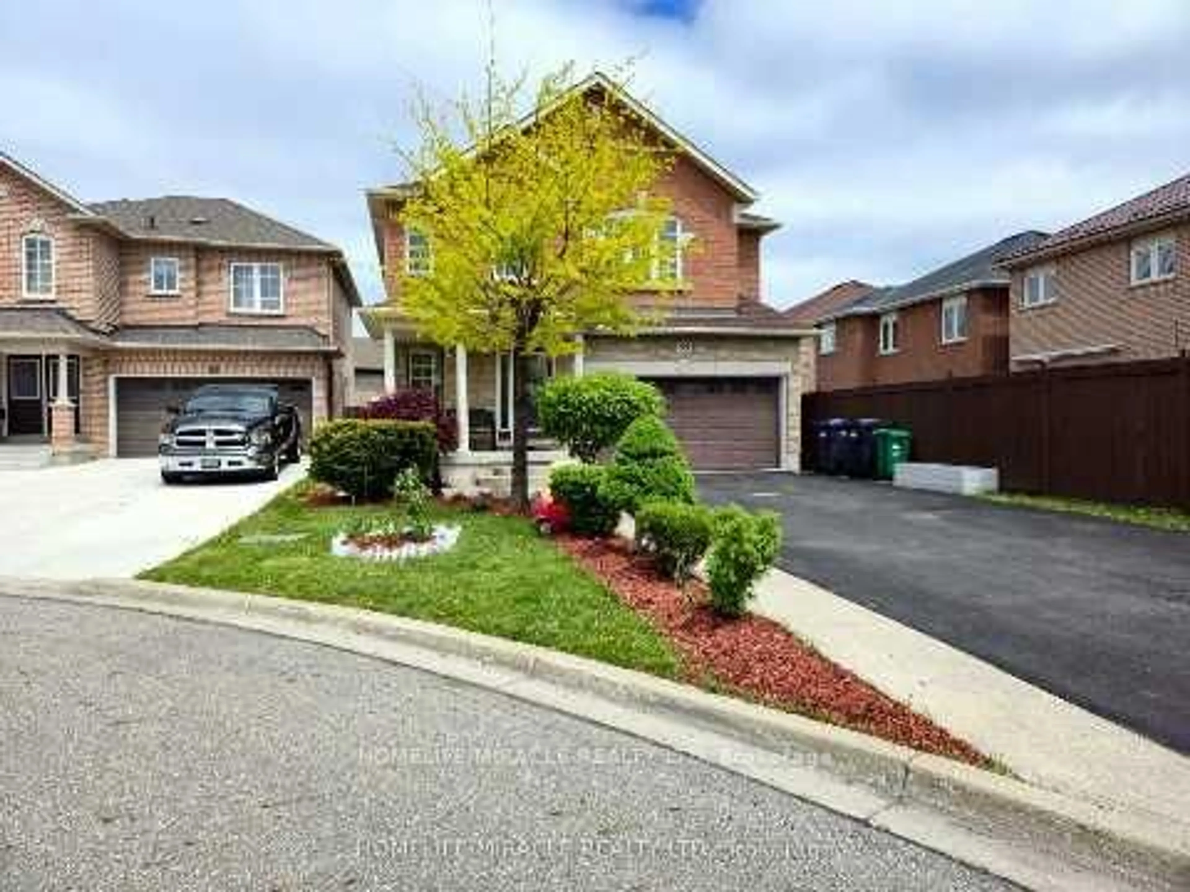 A pic from outside/outdoor area/front of a property/back of a property/a pic from drone, street for 33 Atira Ave, Brampton Ontario L7A 3V1