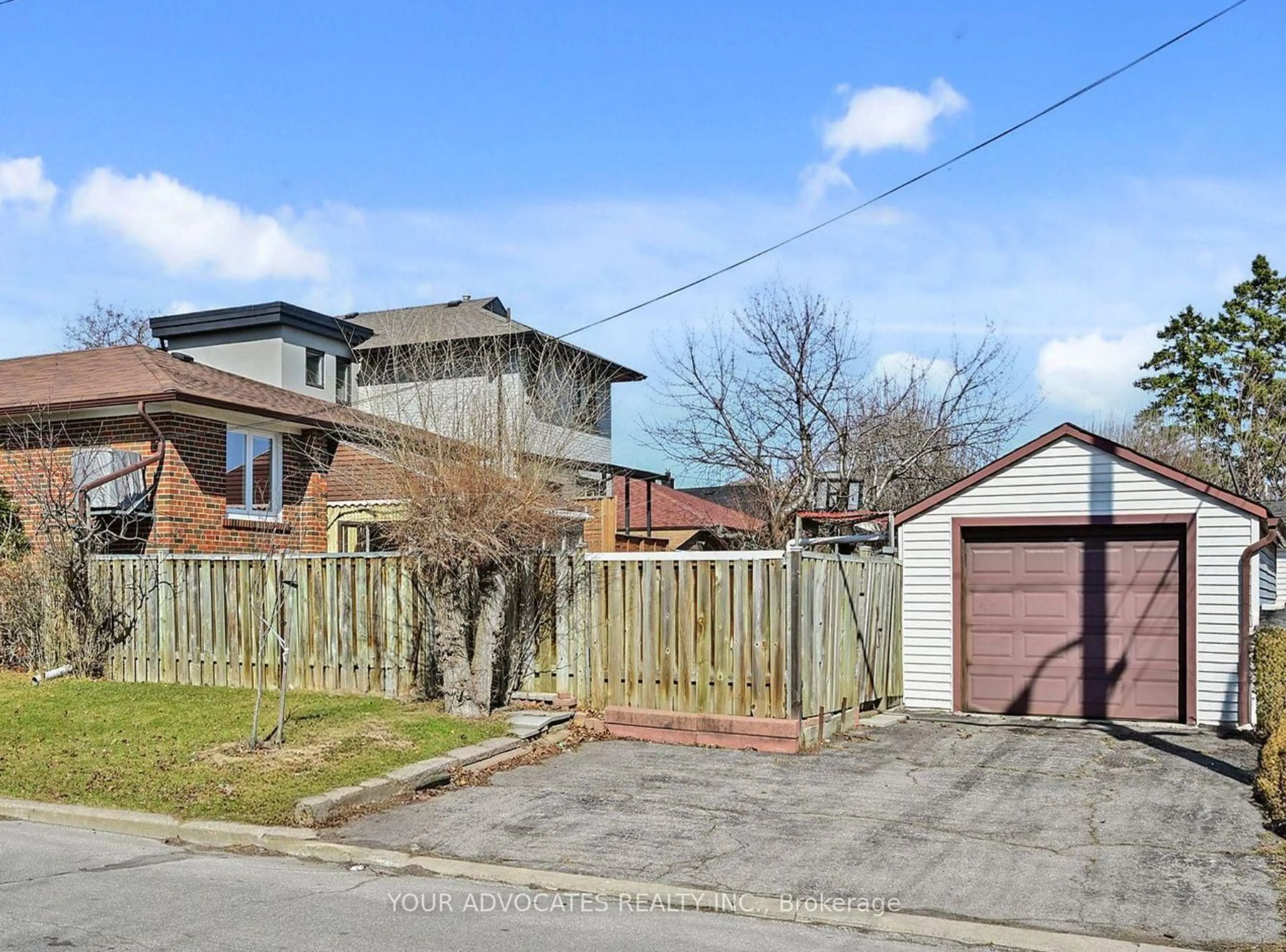 A pic from outside/outdoor area/front of a property/back of a property/a pic from drone, street for 35 Beckett Ave, Toronto Ontario M6L 2B3