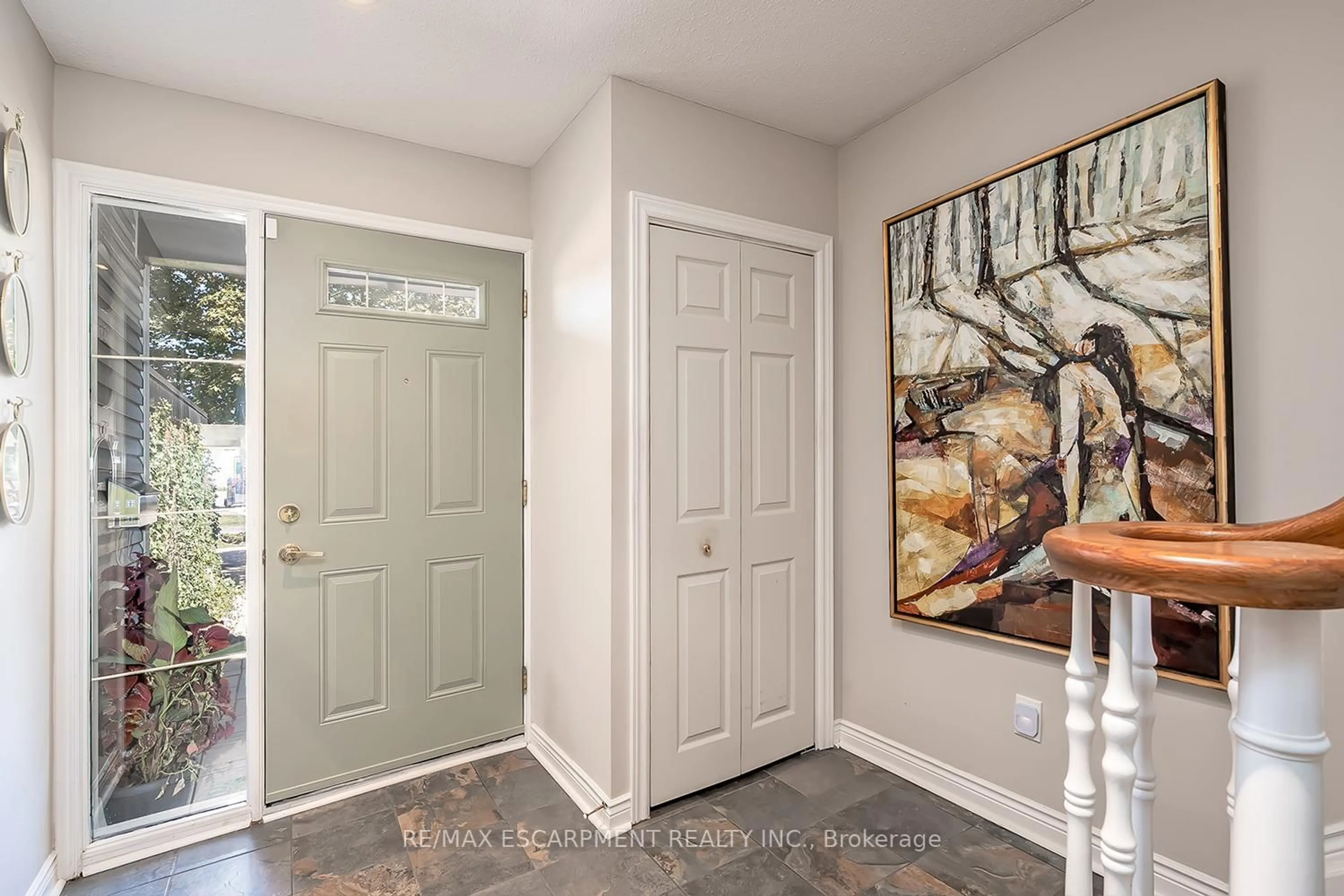 Indoor entryway for 1580 Kern's Rd #5, Burlington Ontario L7P 3A7