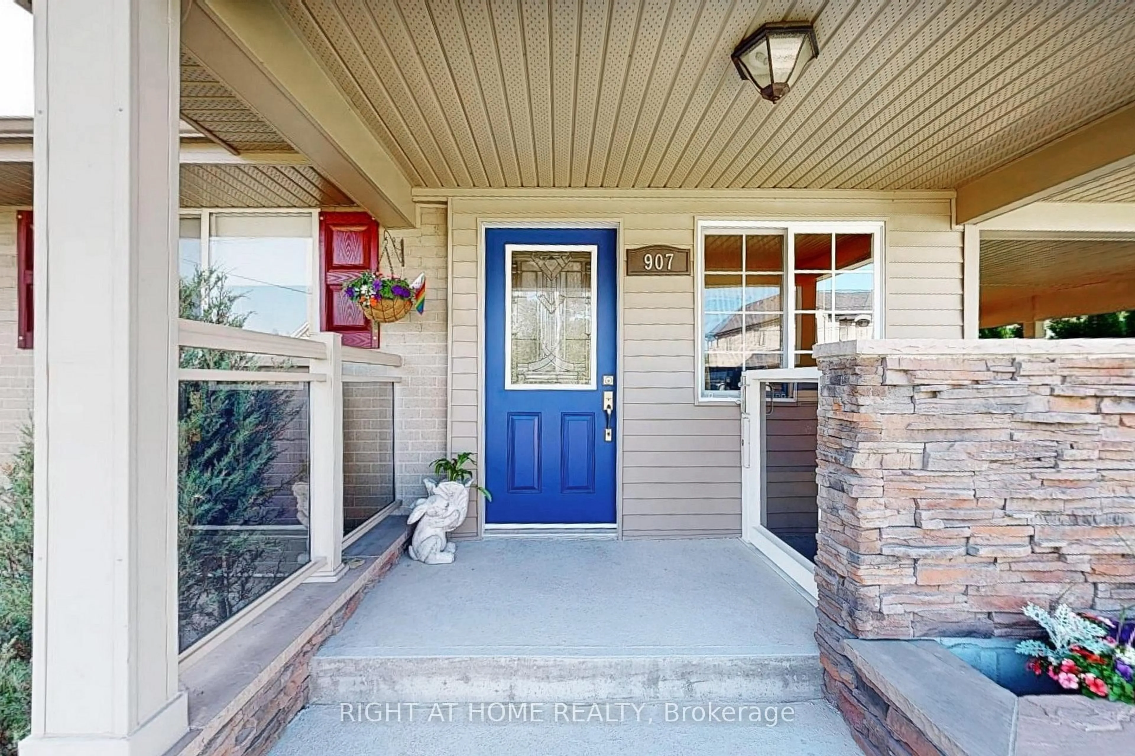Indoor entryway for 907 Fourth St, Mississauga Ontario L5E 1J8