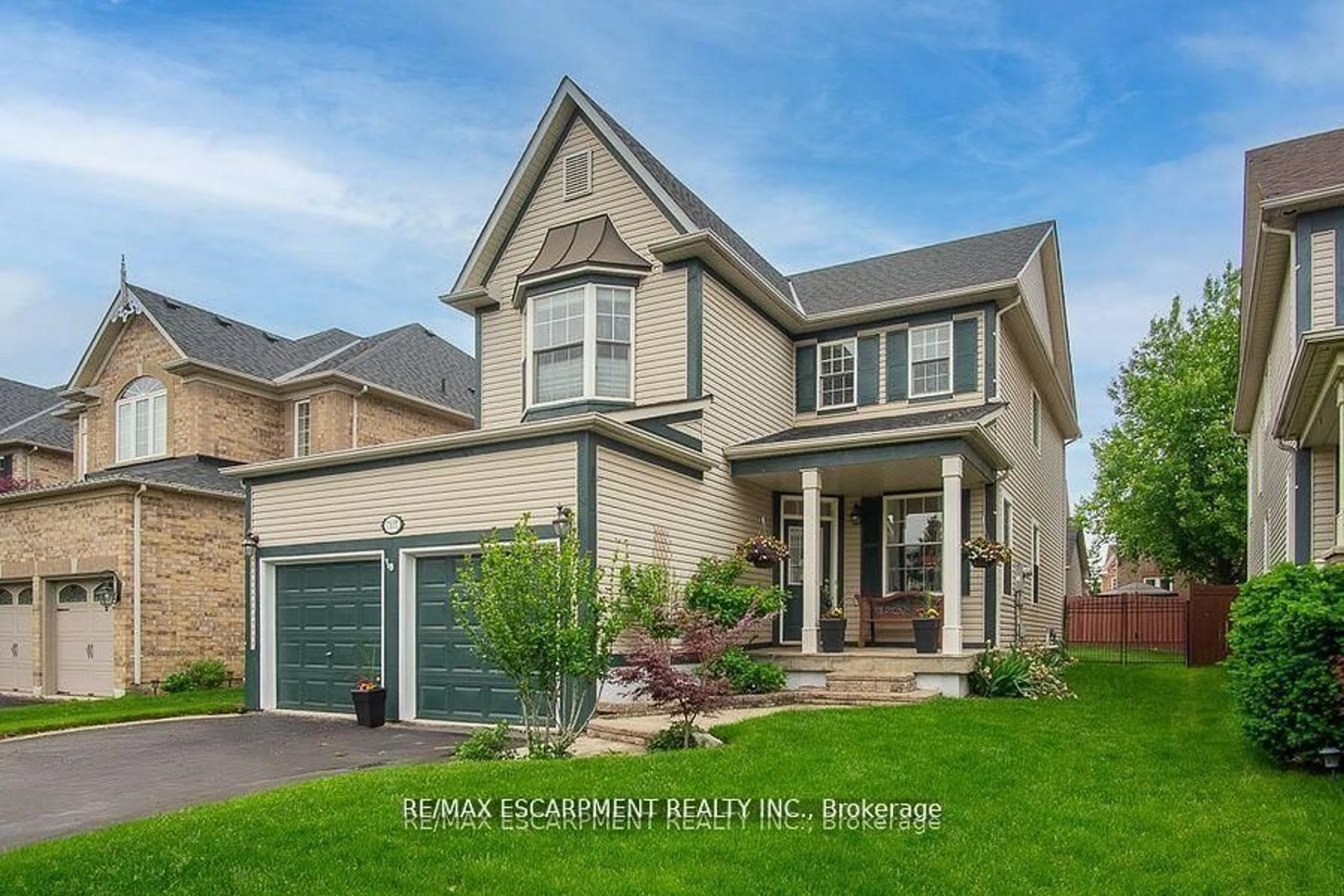 Home with vinyl exterior material, street for 7107 Appletree Lane, Mississauga Ontario L5W 1W5