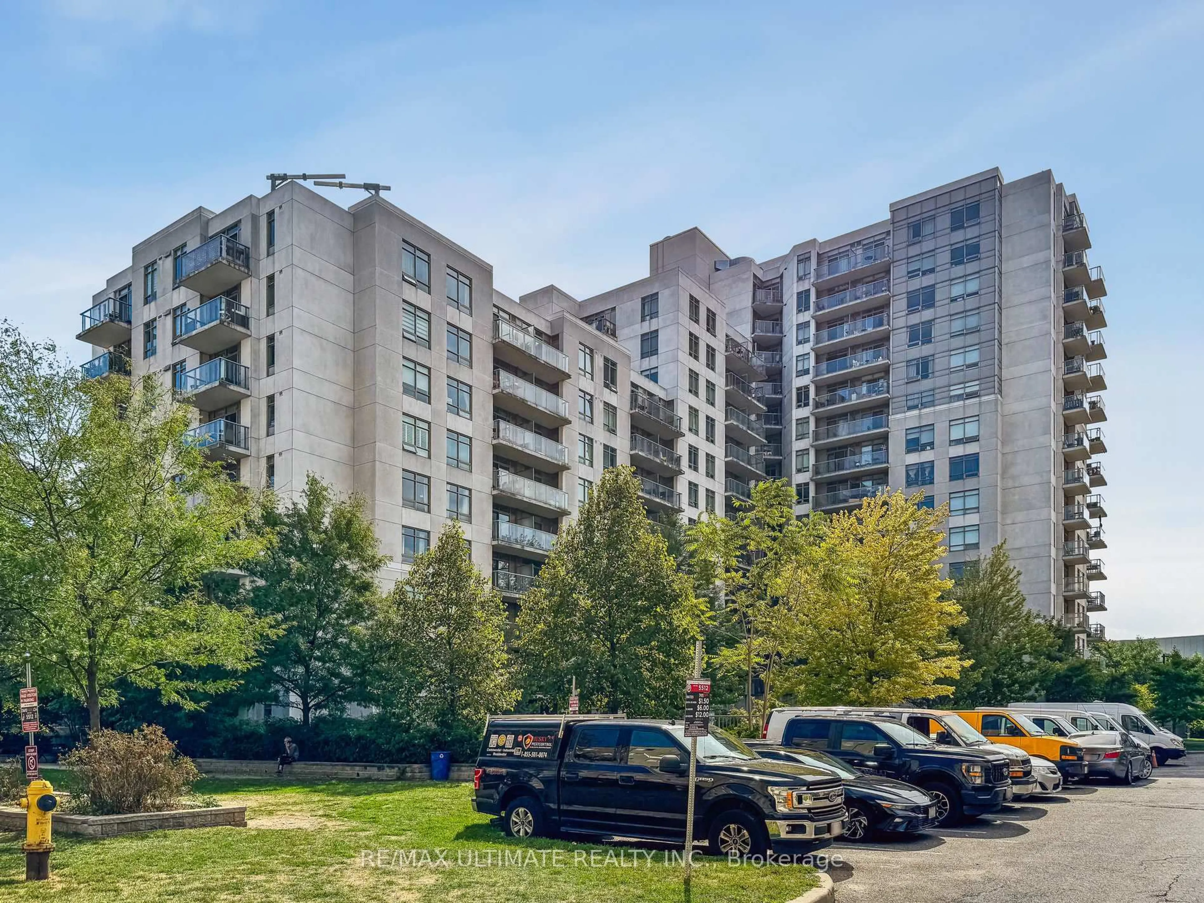 A pic from outside/outdoor area/front of a property/back of a property/a pic from drone, unknown for 816 Lansdowne Ave #1402, Toronto Ontario M6H 4K6
