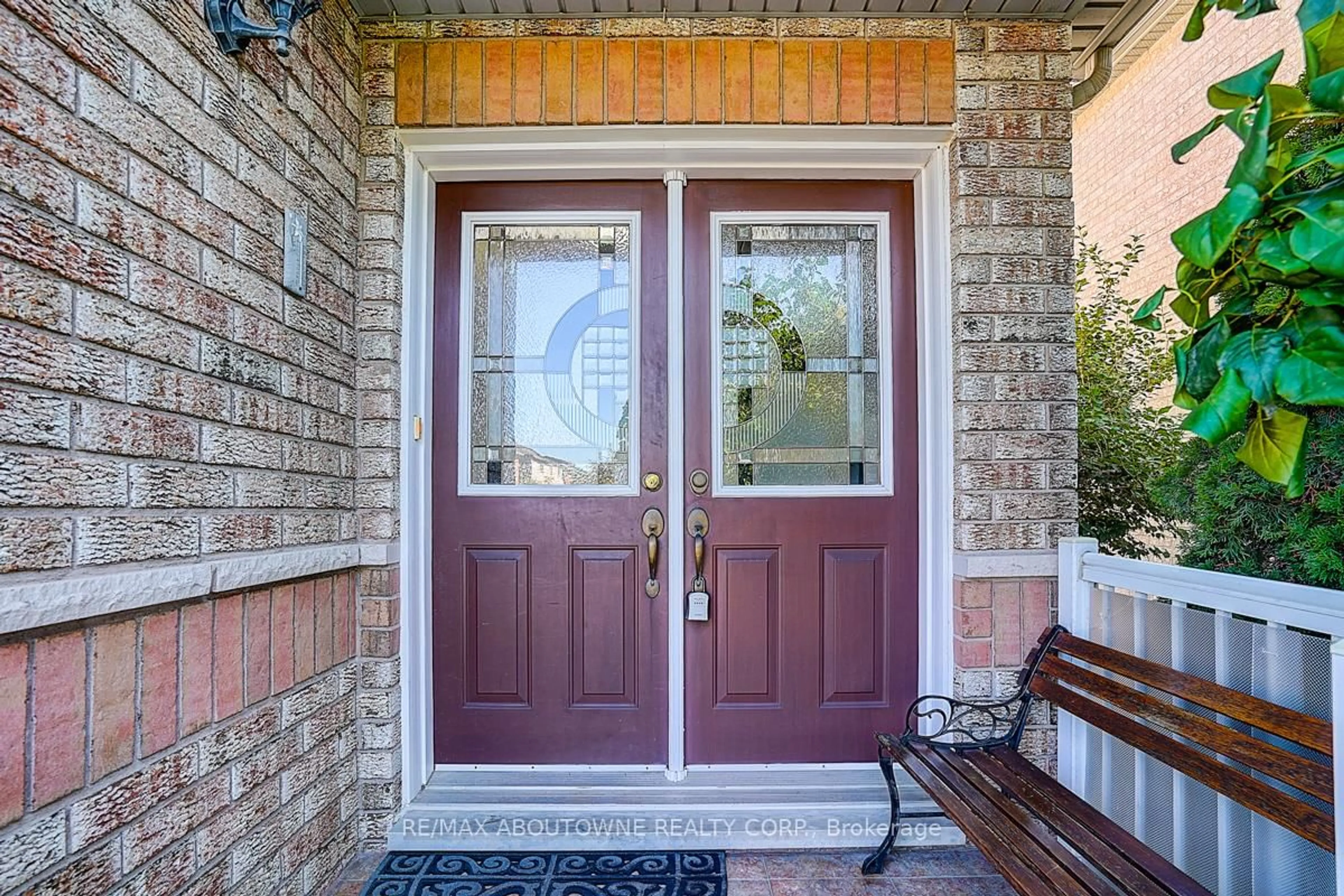 Indoor entryway for 5575 Margarita Cres, Mississauga Ontario L5M 6Z2
