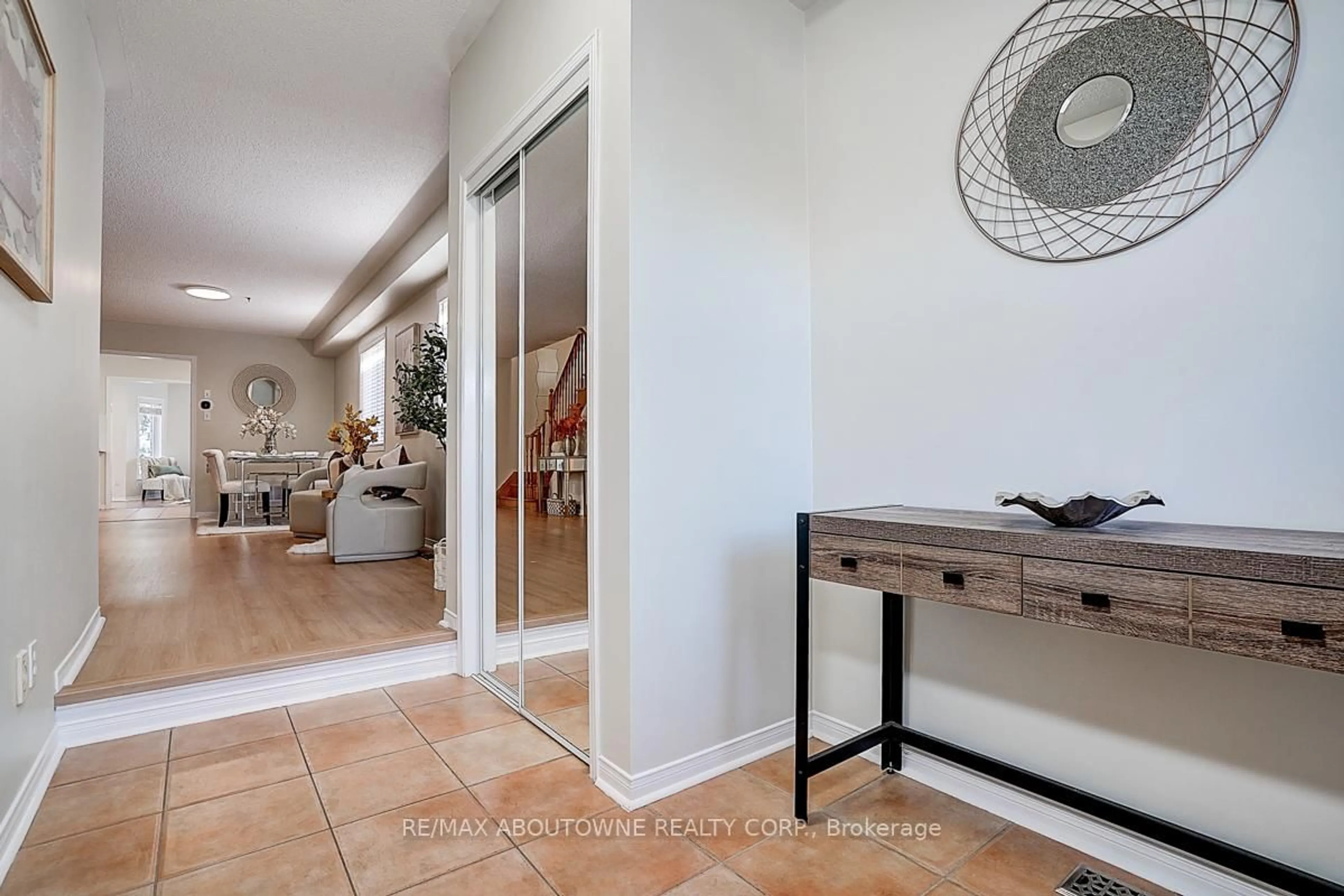 Indoor entryway for 5575 Margarita Cres, Mississauga Ontario L5M 6Z2