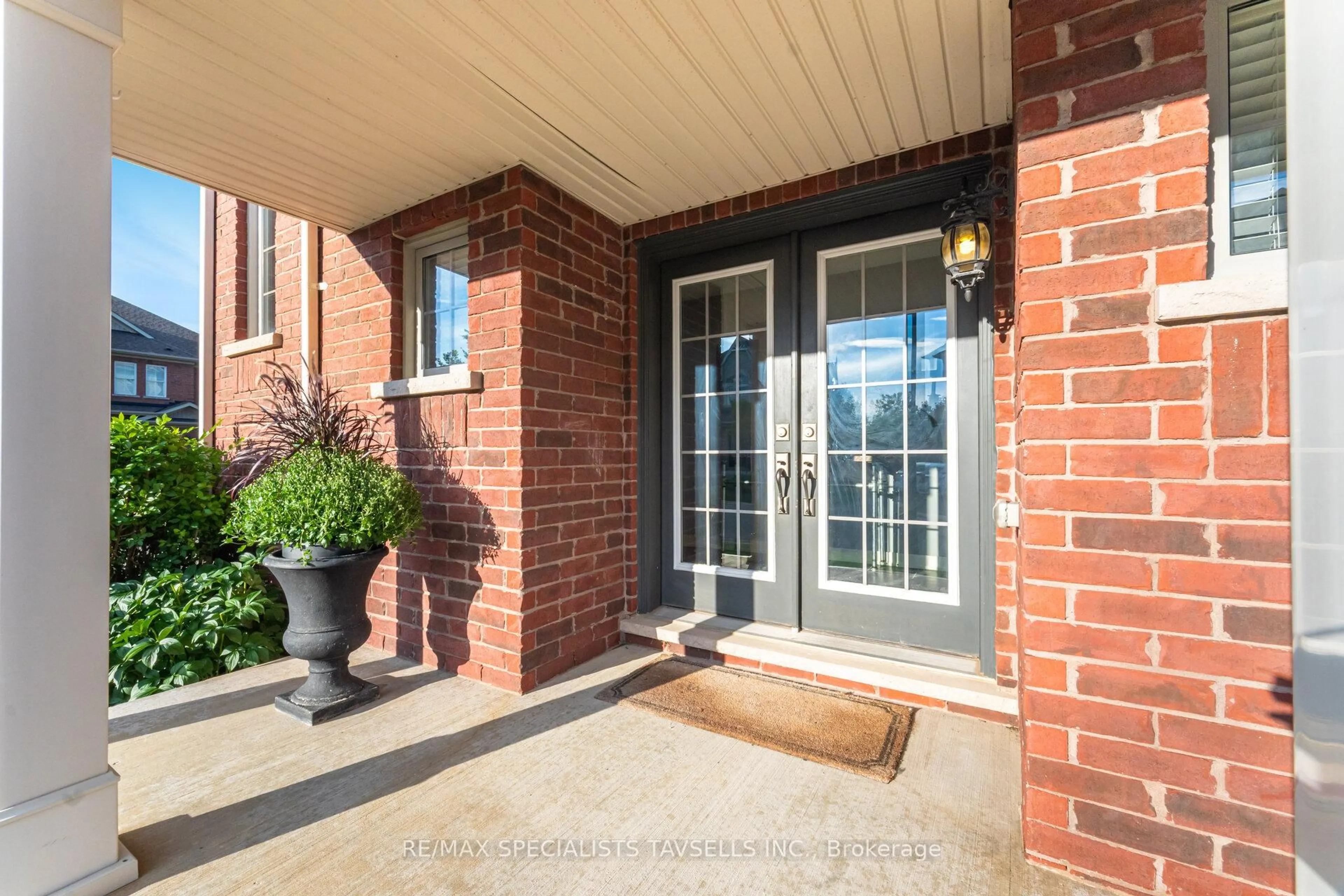 Indoor entryway for 48 Boyces Creek Crt, Caledon Ontario L7C 3S3