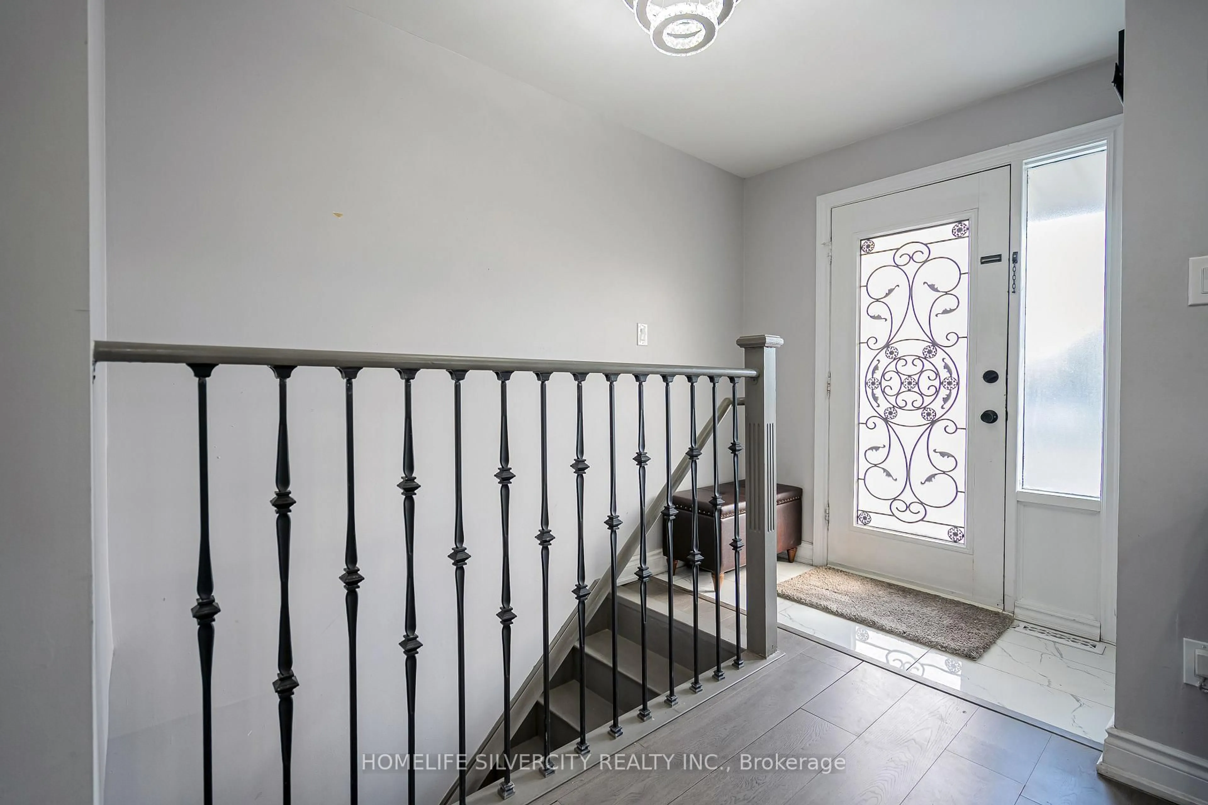 Indoor entryway for 72 Brookland Dr, Brampton Ontario L6T 2M5