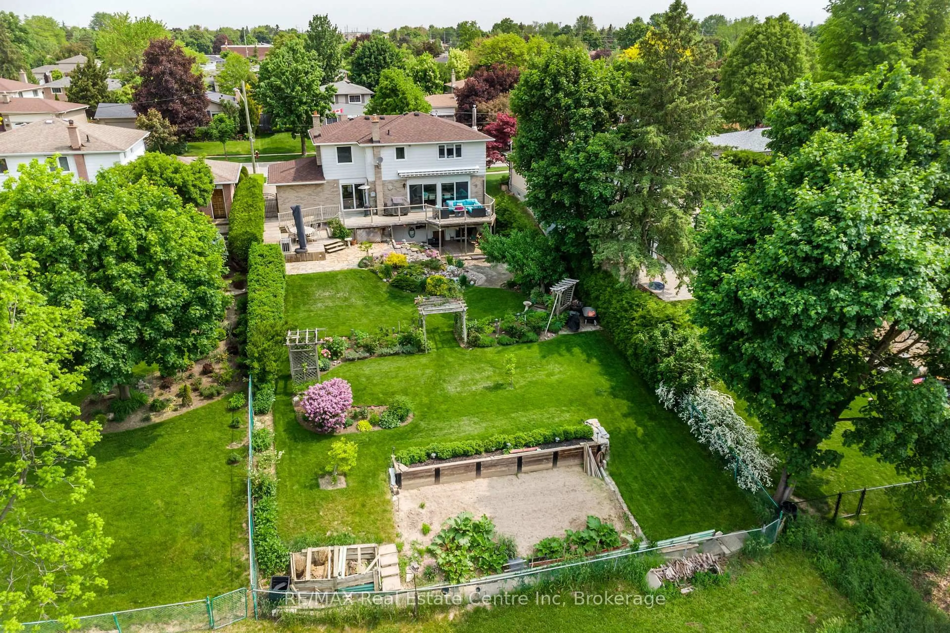 A pic from outside/outdoor area/front of a property/back of a property/a pic from drone, street for 29 stockman Cres, Halton Hills Ontario L7G 1J5