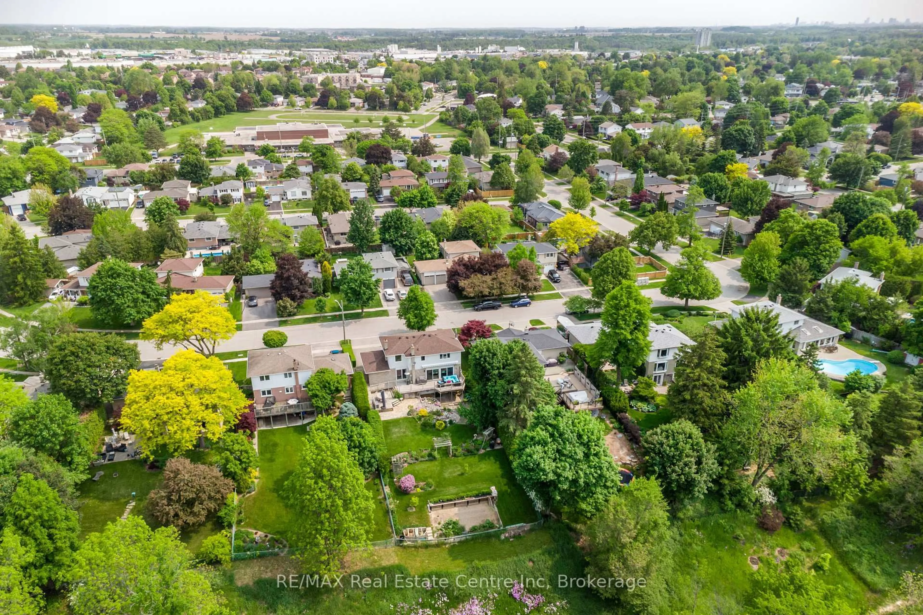 A pic from outside/outdoor area/front of a property/back of a property/a pic from drone, street for 29 stockman Cres, Halton Hills Ontario L7G 1J5