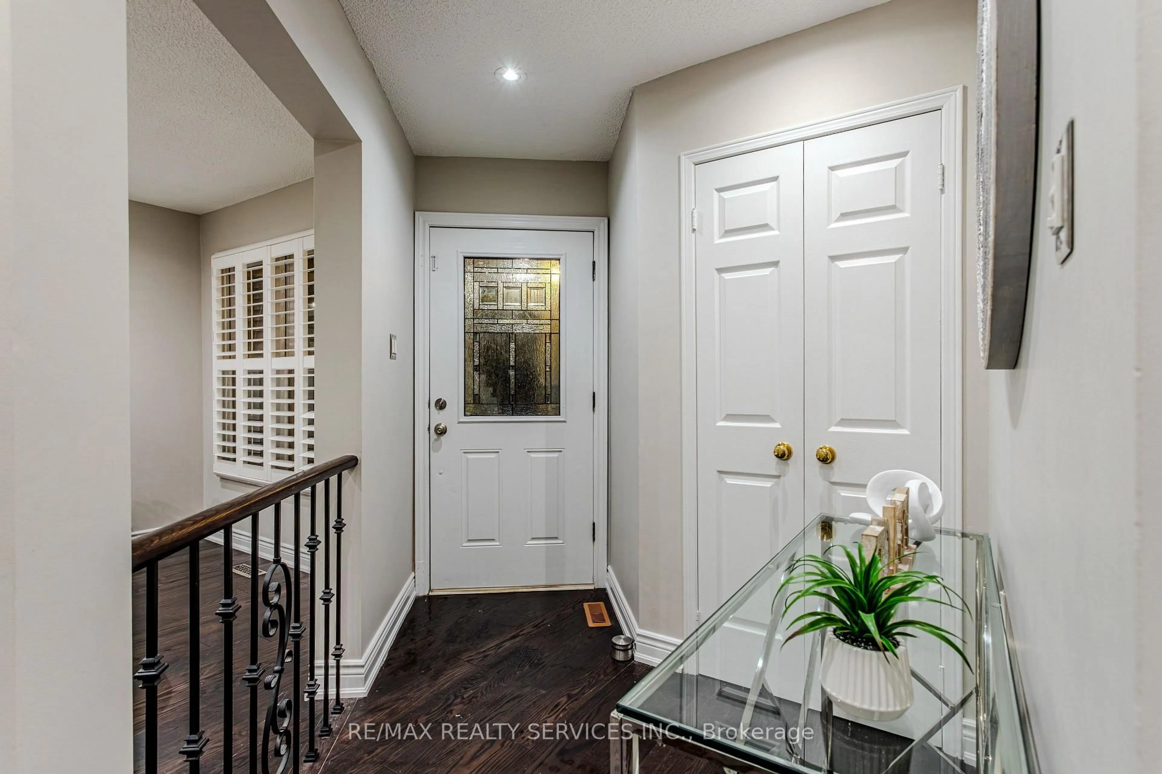 Indoor entryway for 32 Heddon Crt, Brampton Ontario L6Z 4H2