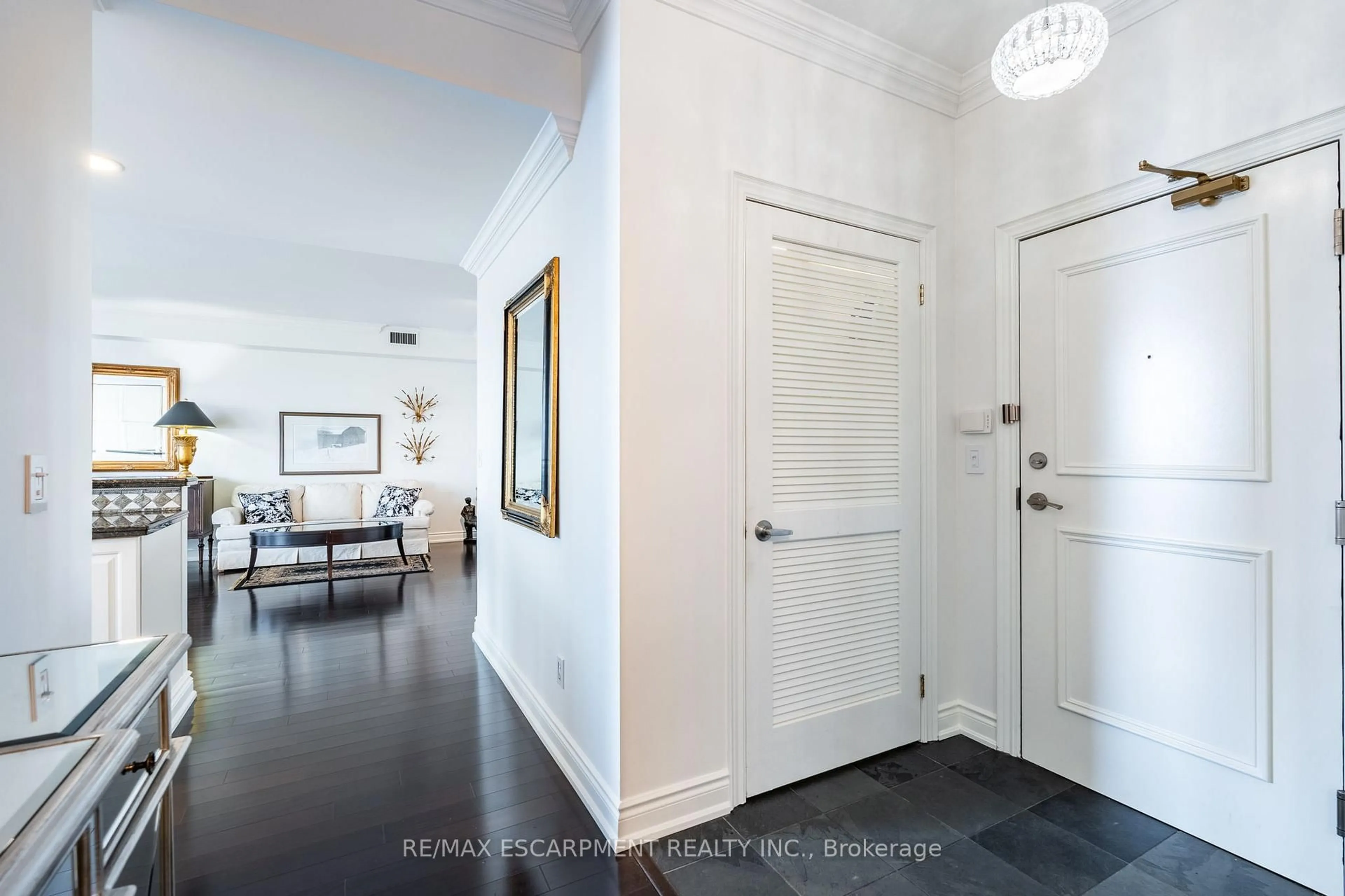 Indoor entryway for 1477 Lakeshore Rd #1102, Burlington Ontario L7S 1B5