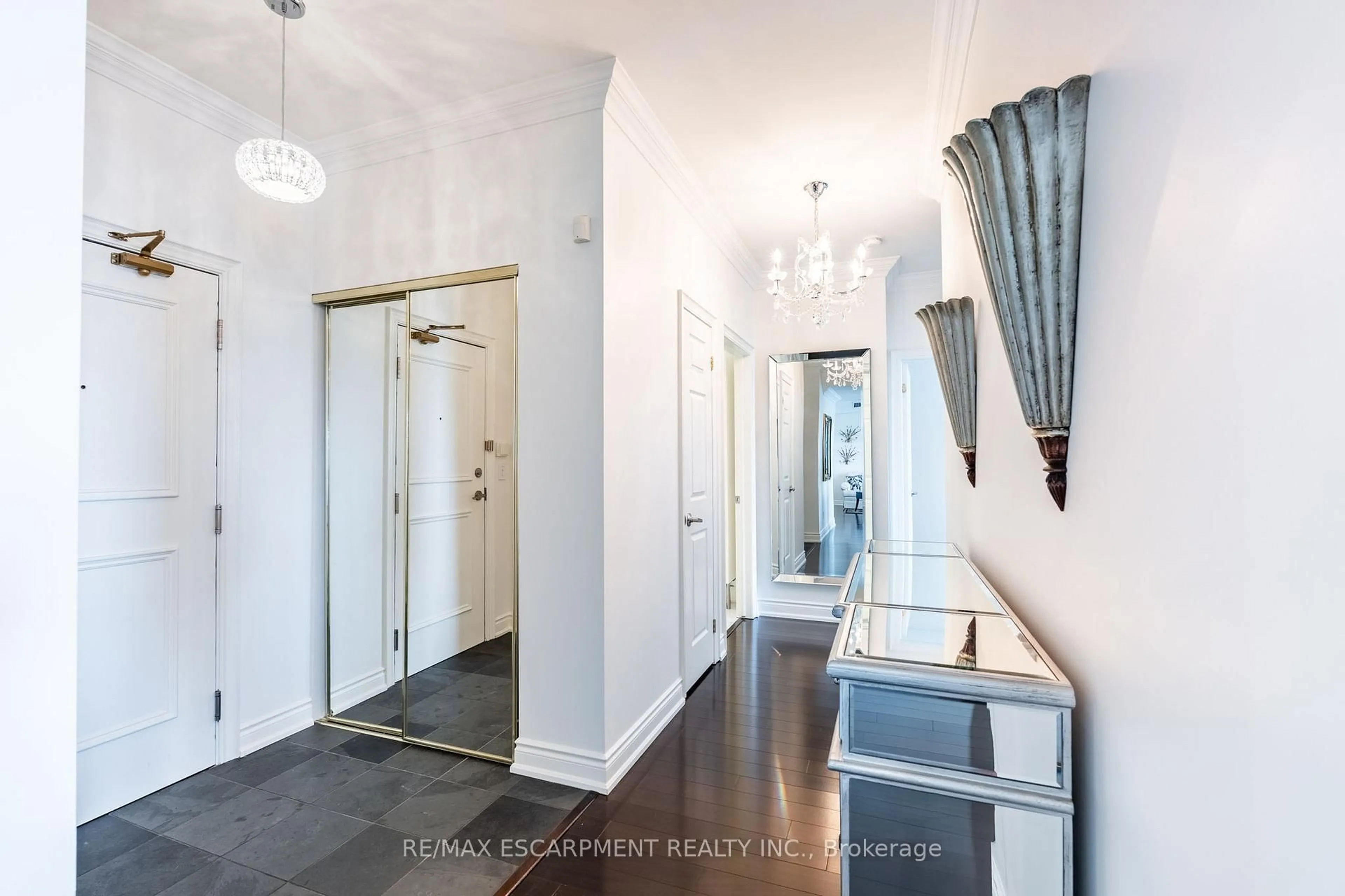 Indoor entryway for 1477 Lakeshore Rd #1102, Burlington Ontario L7S 1B5