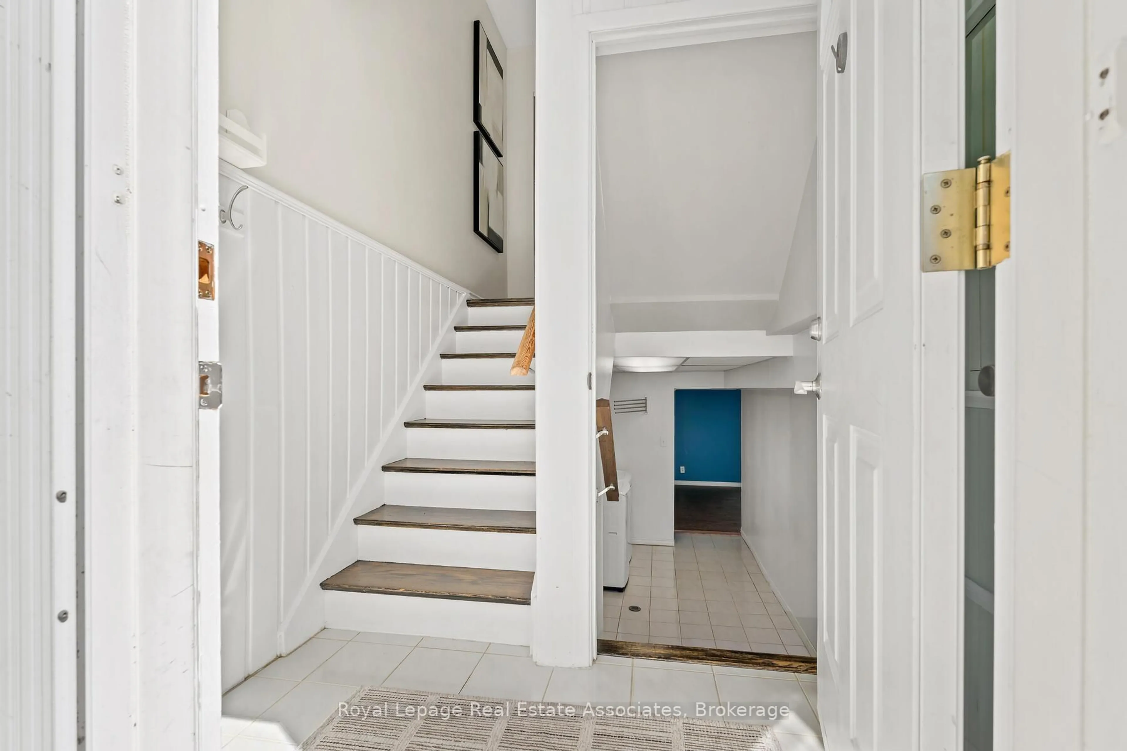 Indoor foyer for 2269 Mountain Grove Ave #35, Burlington Ontario L7P 2H8