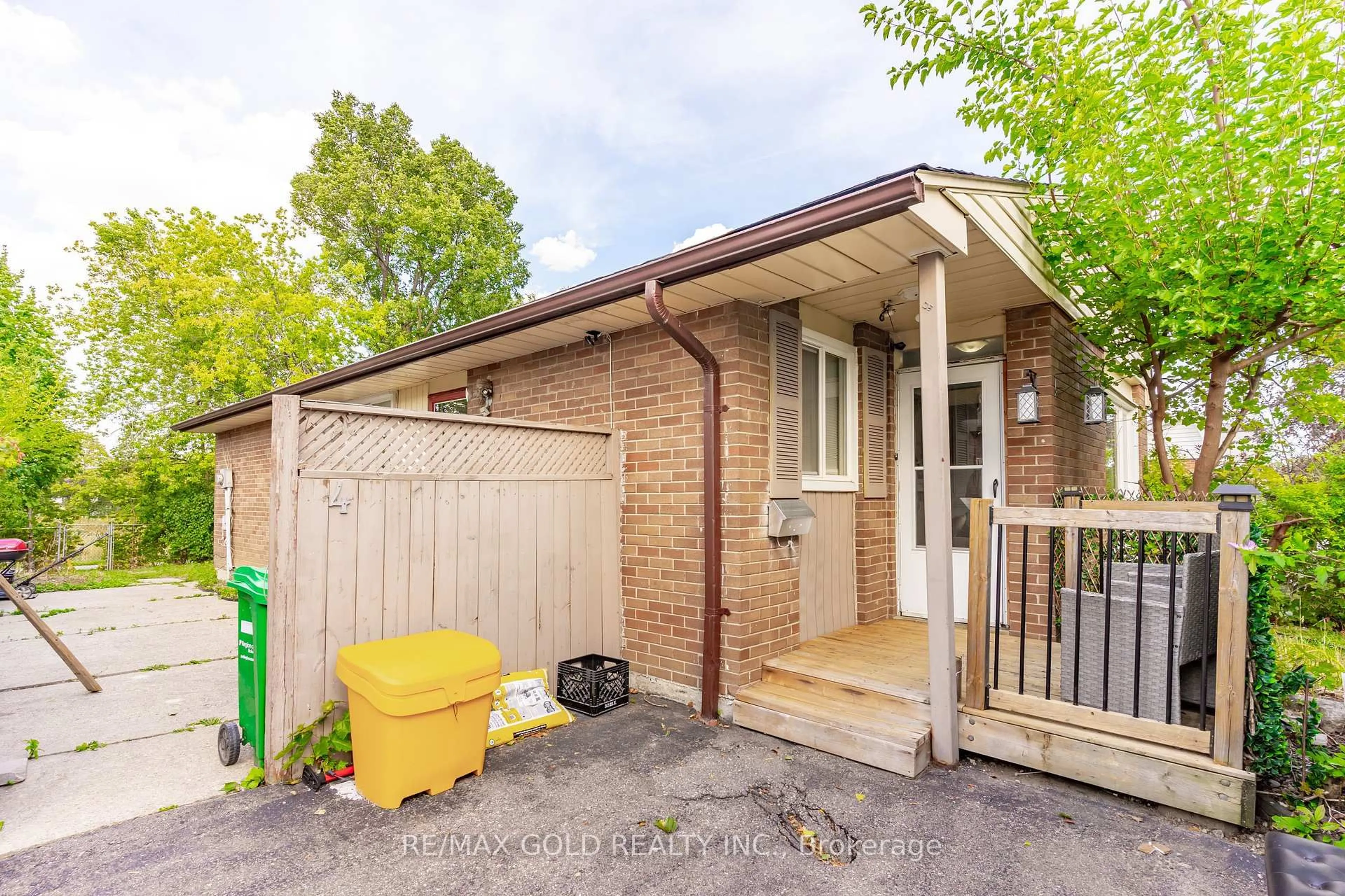 Unknown for 4 Deeside Cres, Brampton Ontario L6T 3L7