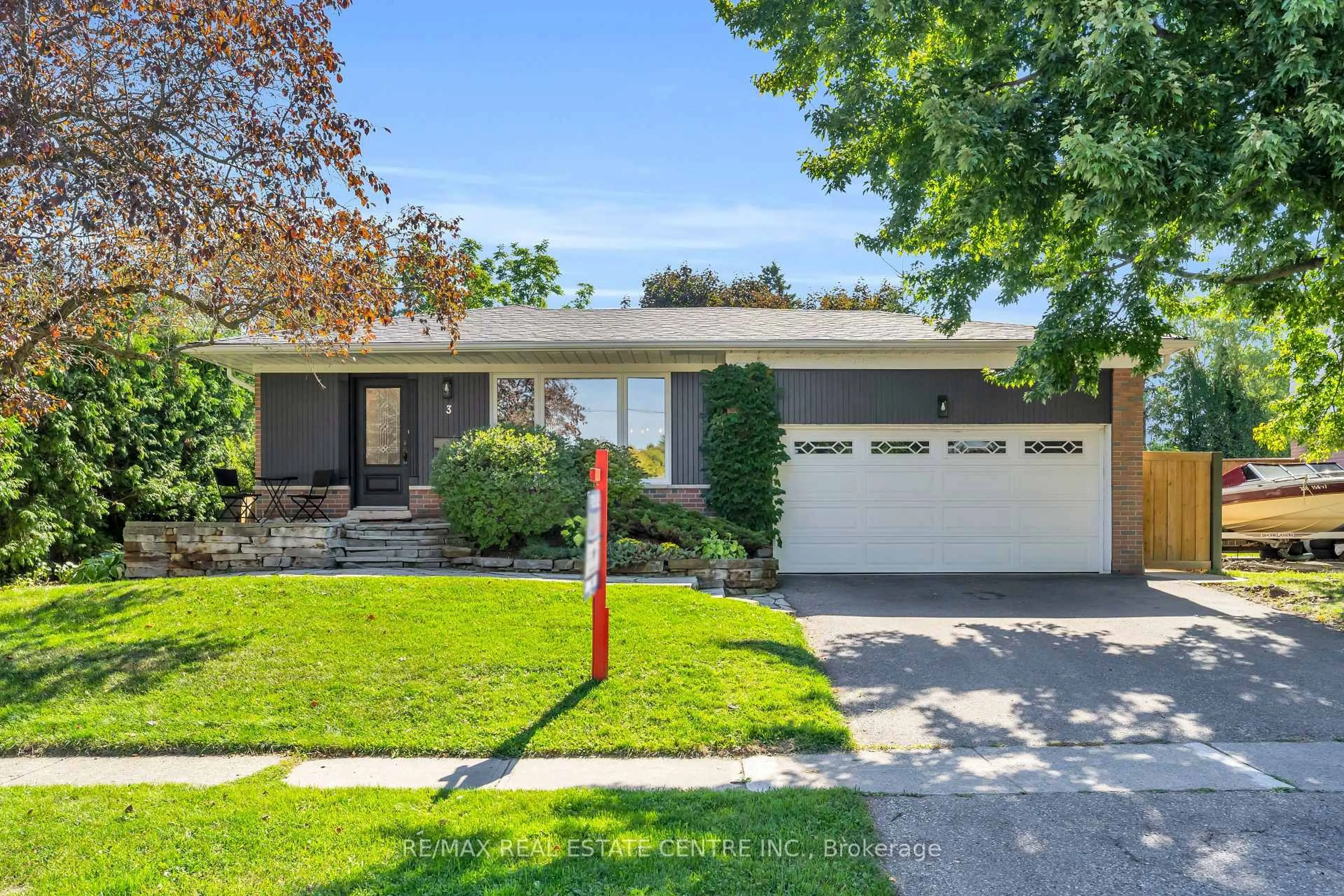 Home with vinyl exterior material, street for 3 Stockman Cres, Halton Hills Ontario L7G 1J5