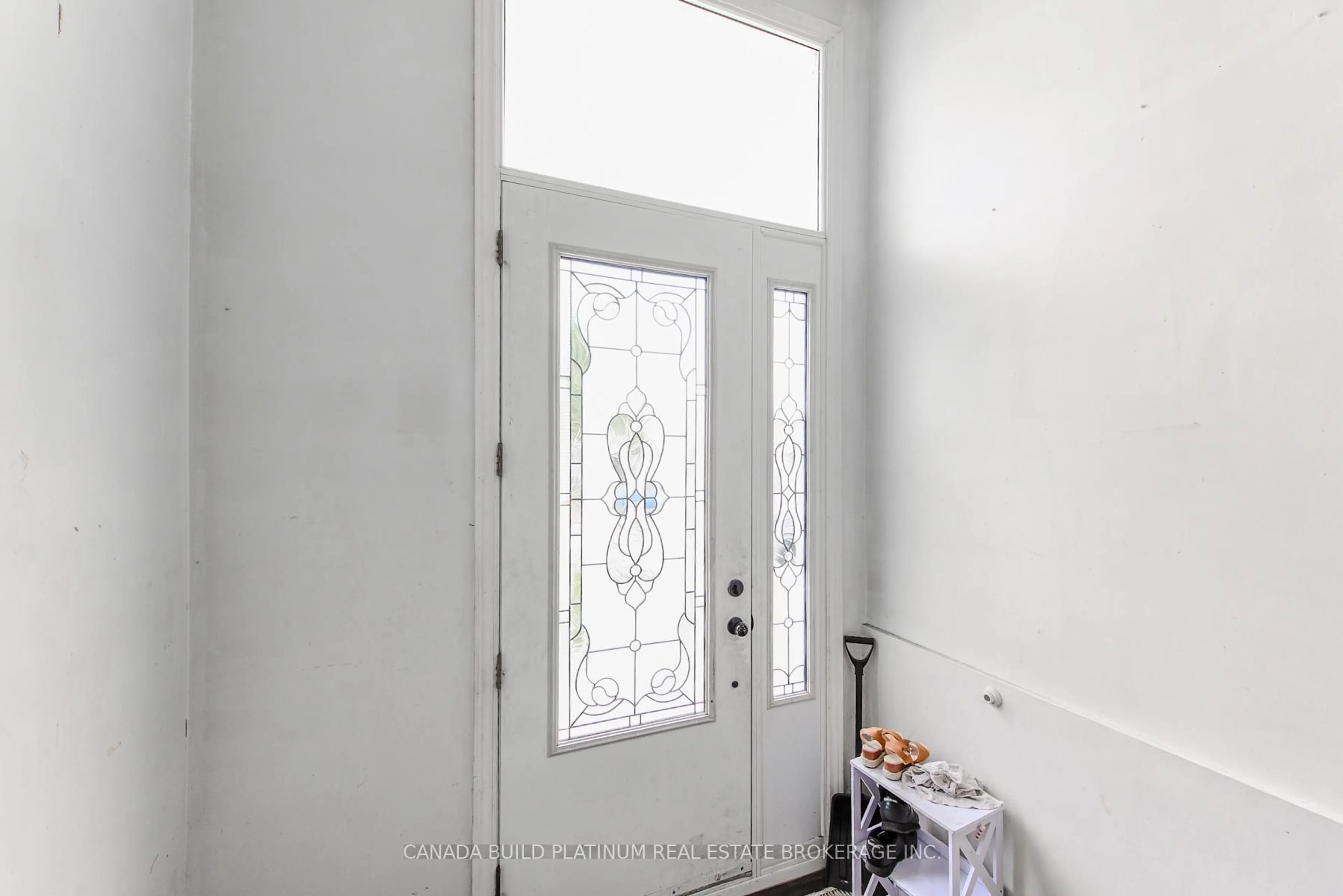 Indoor entryway for 3088 Harold Sheard Dr, Mississauga Ontario L4T 1V5