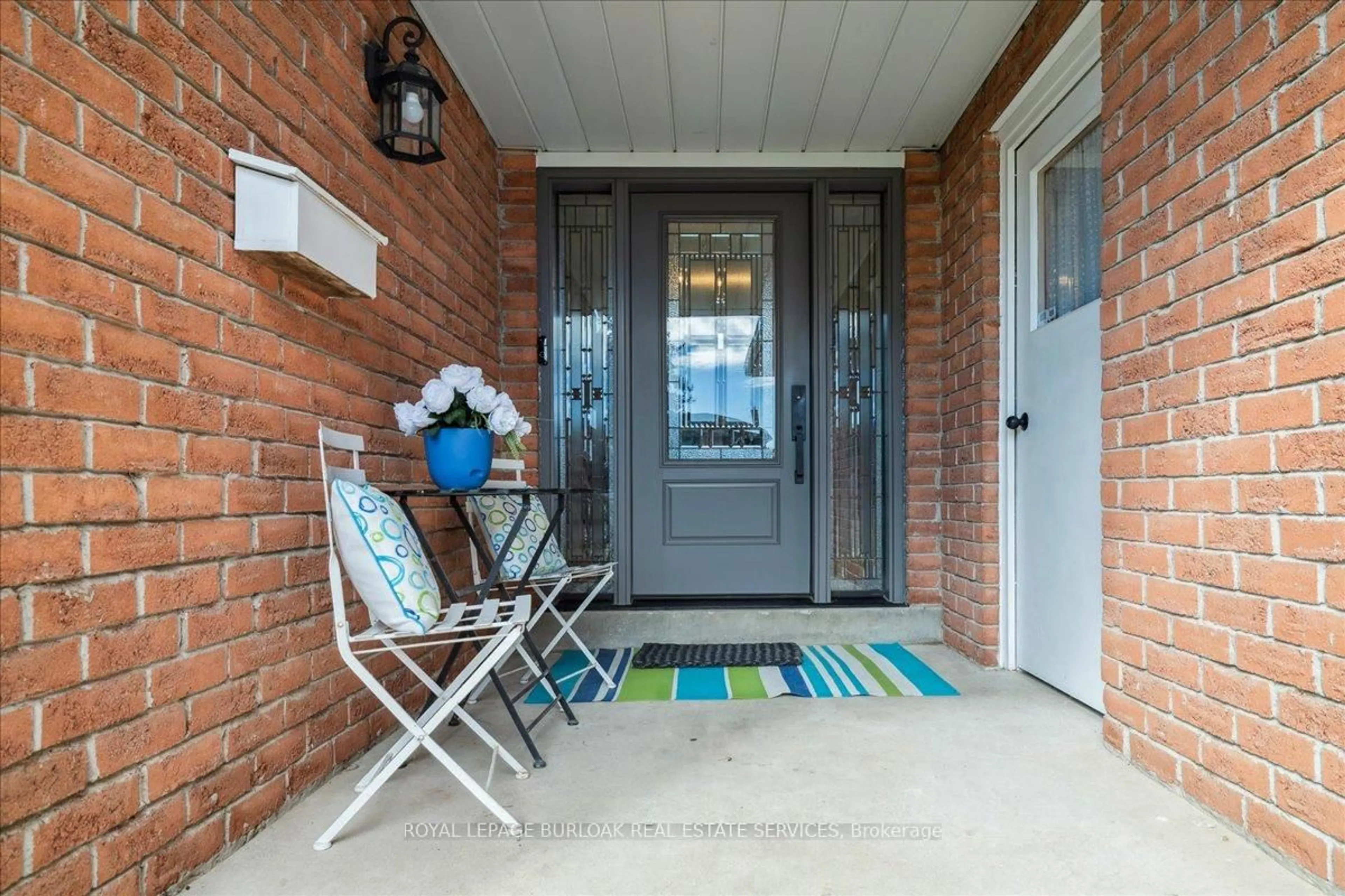 Indoor entryway for 2345 Montgomery Dr, Burlington Ontario L7P 4J9