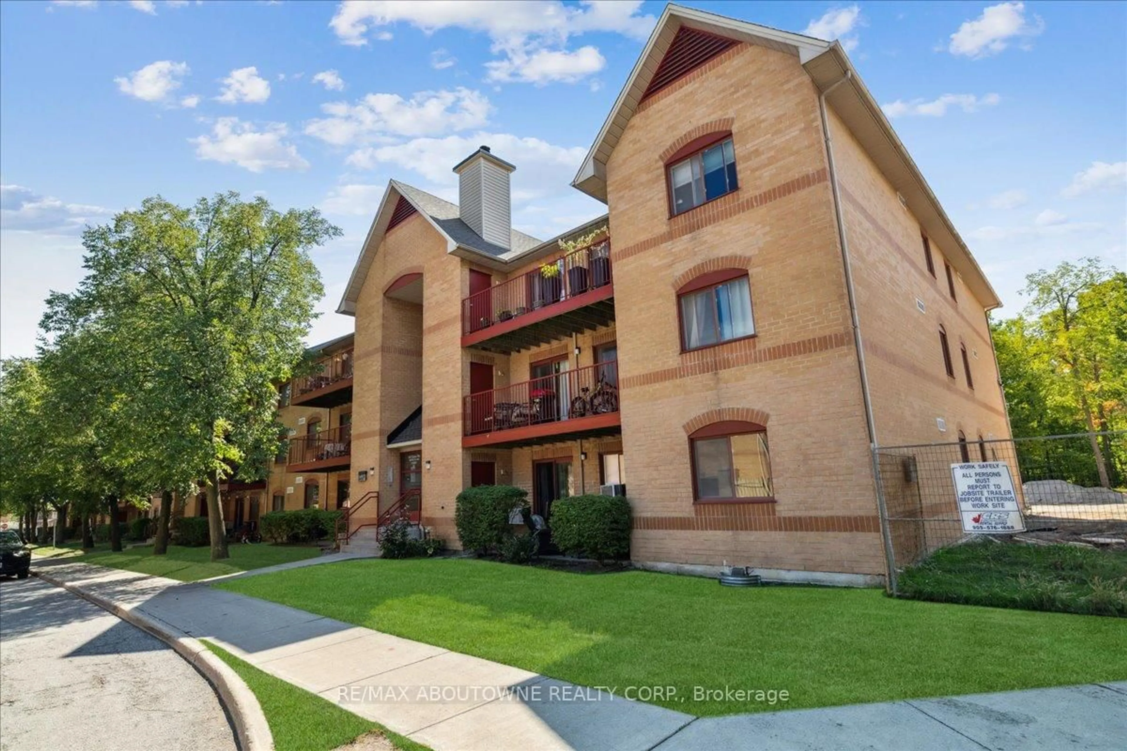 Patio, street for 1492 Pilgrims Way #1111, Oakville Ontario L6M 3G8