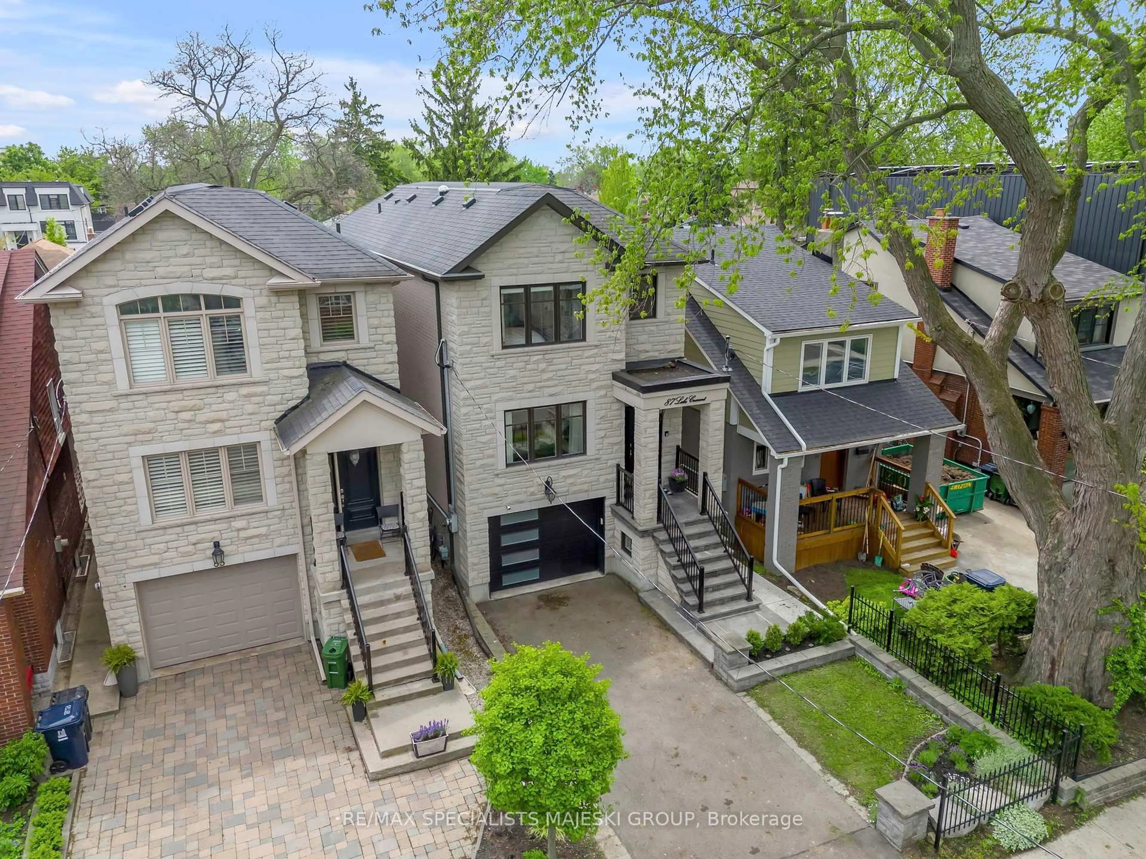 A pic from outside/outdoor area/front of a property/back of a property/a pic from drone, street for 87 Lake Cres, Toronto Ontario M8V 1W2